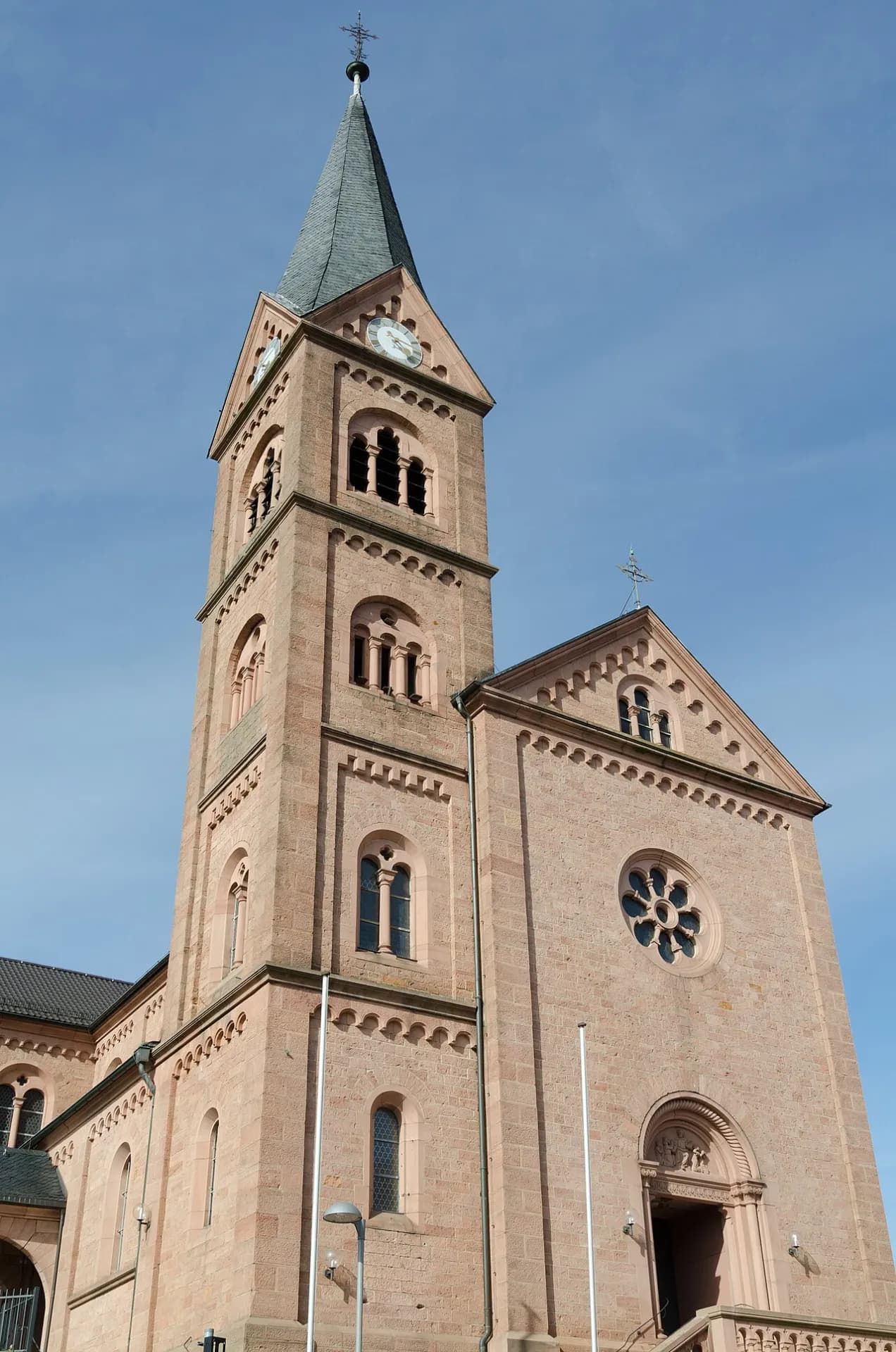 Gesamtansicht der Pfarrkirche St. Nikolaus in Goldbach