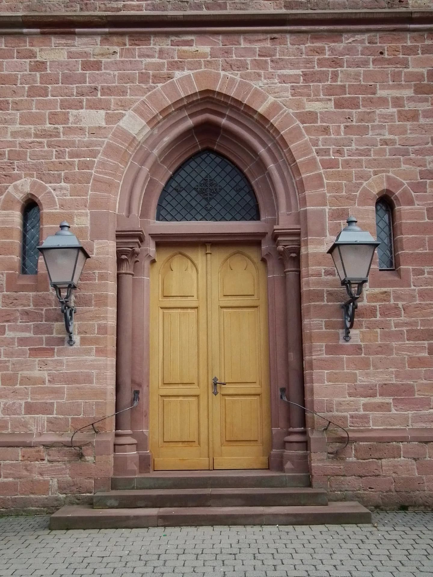 Hauptportal von St. Nikolaus in Rodgau-Jügesheim