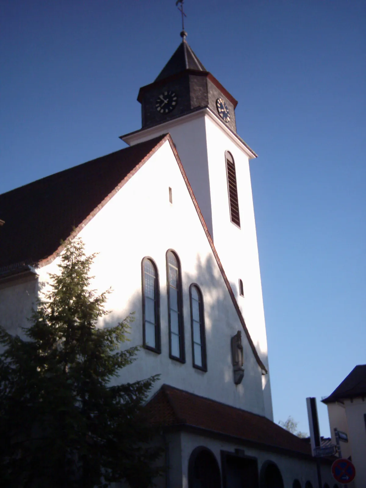 Kirchturm der Pfarrkirche St. Nikolaus in Offenbach-Bieber