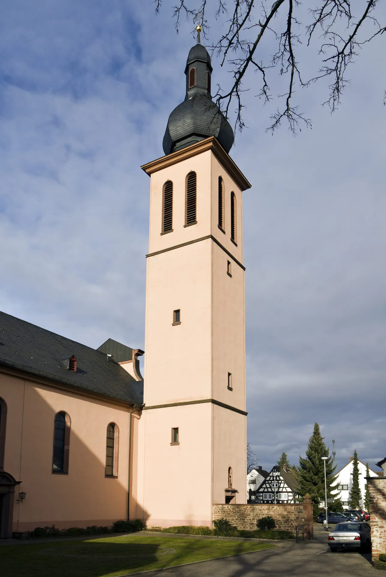 Pfarrkirche St. Nikolaus in Hainburg-Klein-Krotzenburg von der Seite