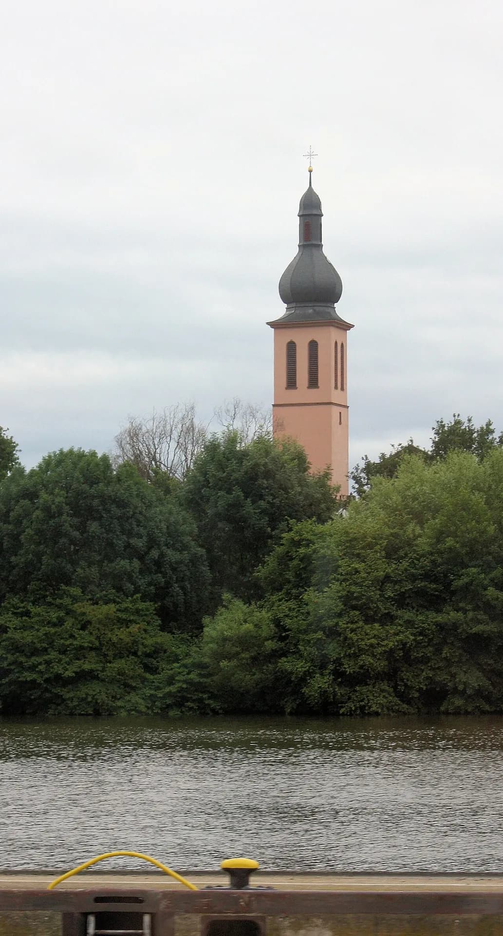 Turm der Pfarrkirche St. Nikolaus in Hainburg-Klein-Krotzenburg über dem Main