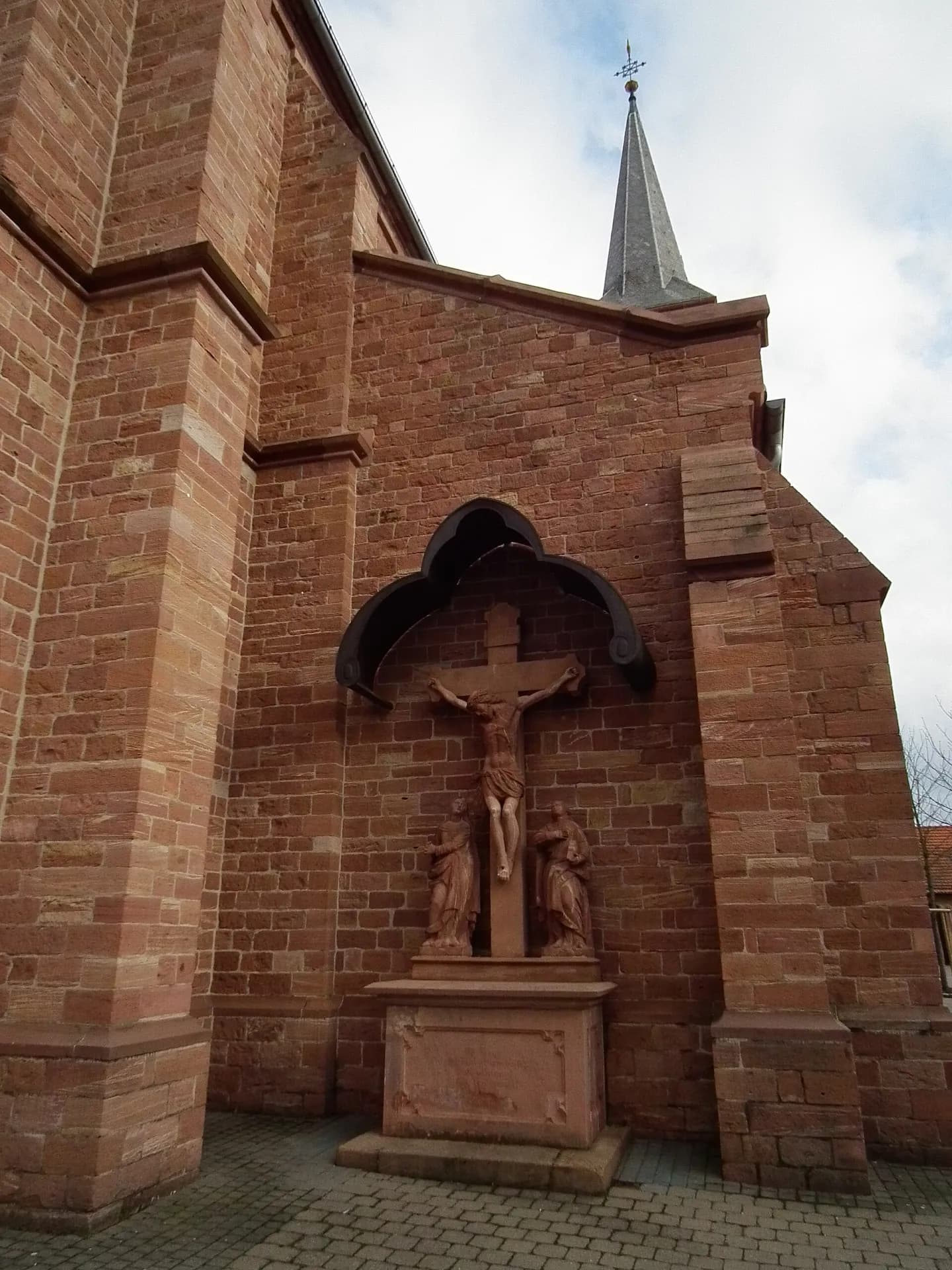Kreuzigungsgruppe an der Außenwand von St. Nikolaus in Rodgau-Jügesheim