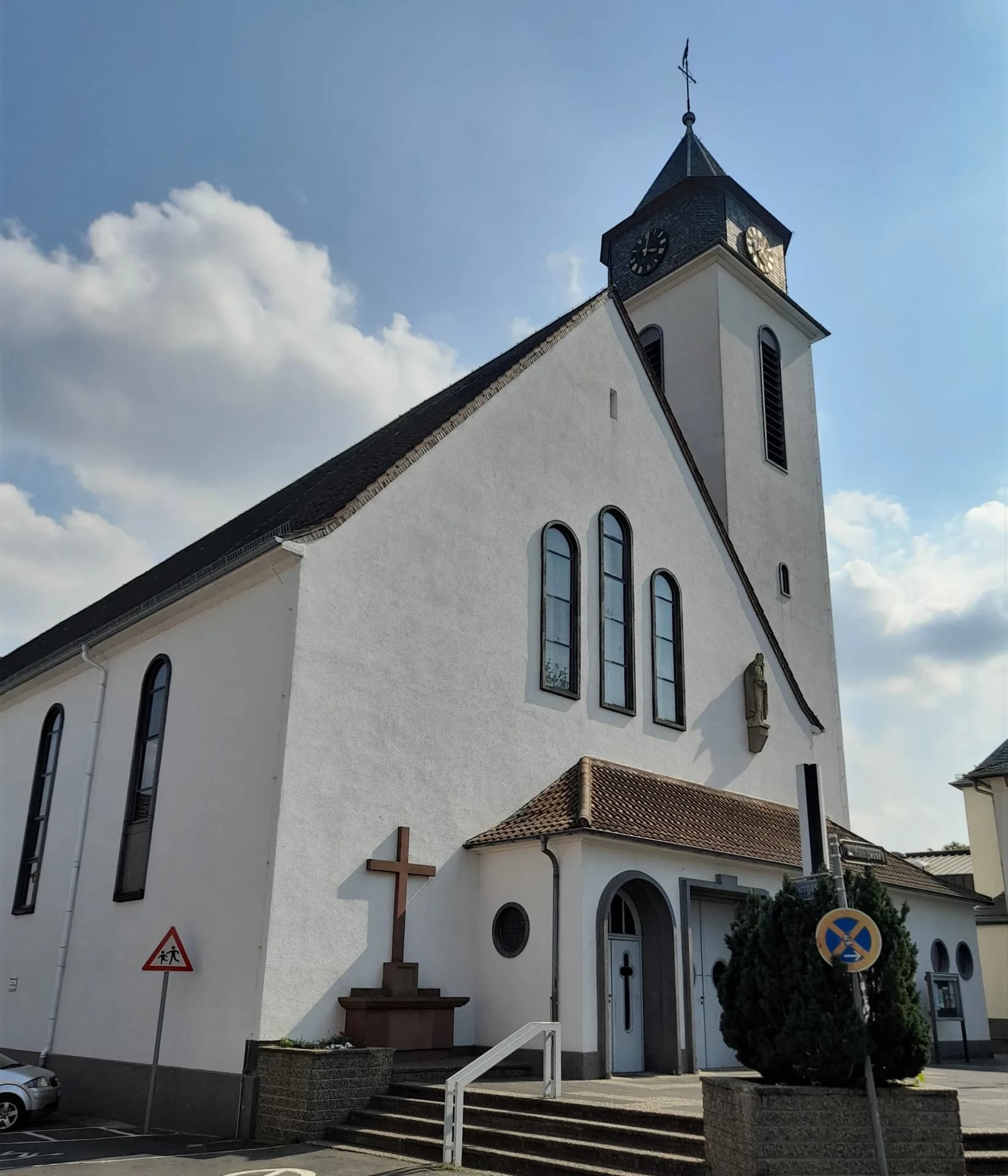 Pfarrkirche St. Nikolaus in Offenbach-Bieber von Norden