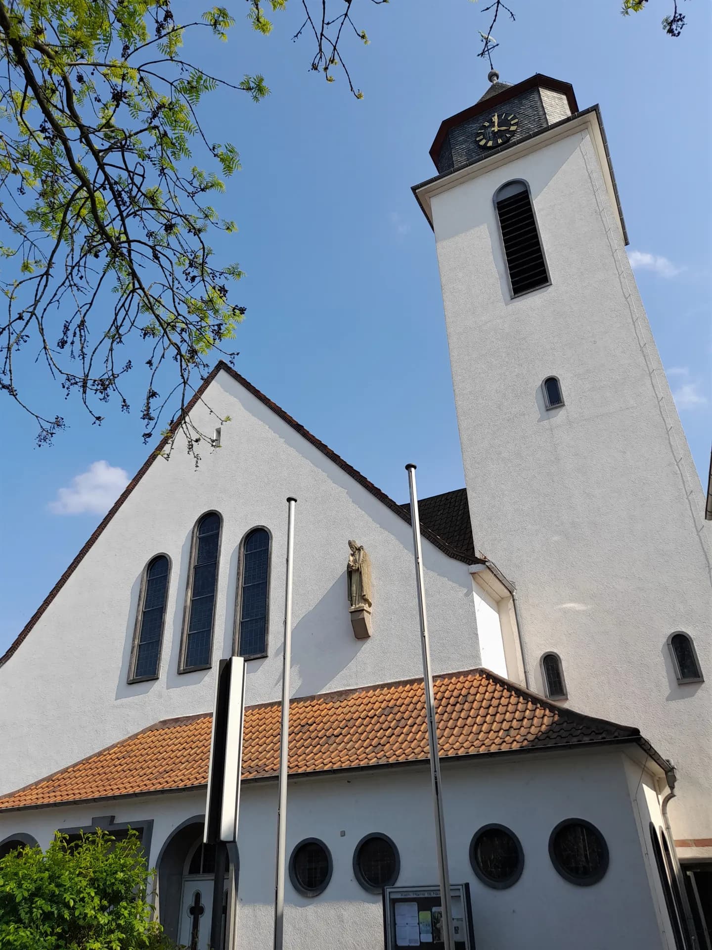 Pfarrkirche St. Nikolaus in Offenbach-Bieber von Nordwesten