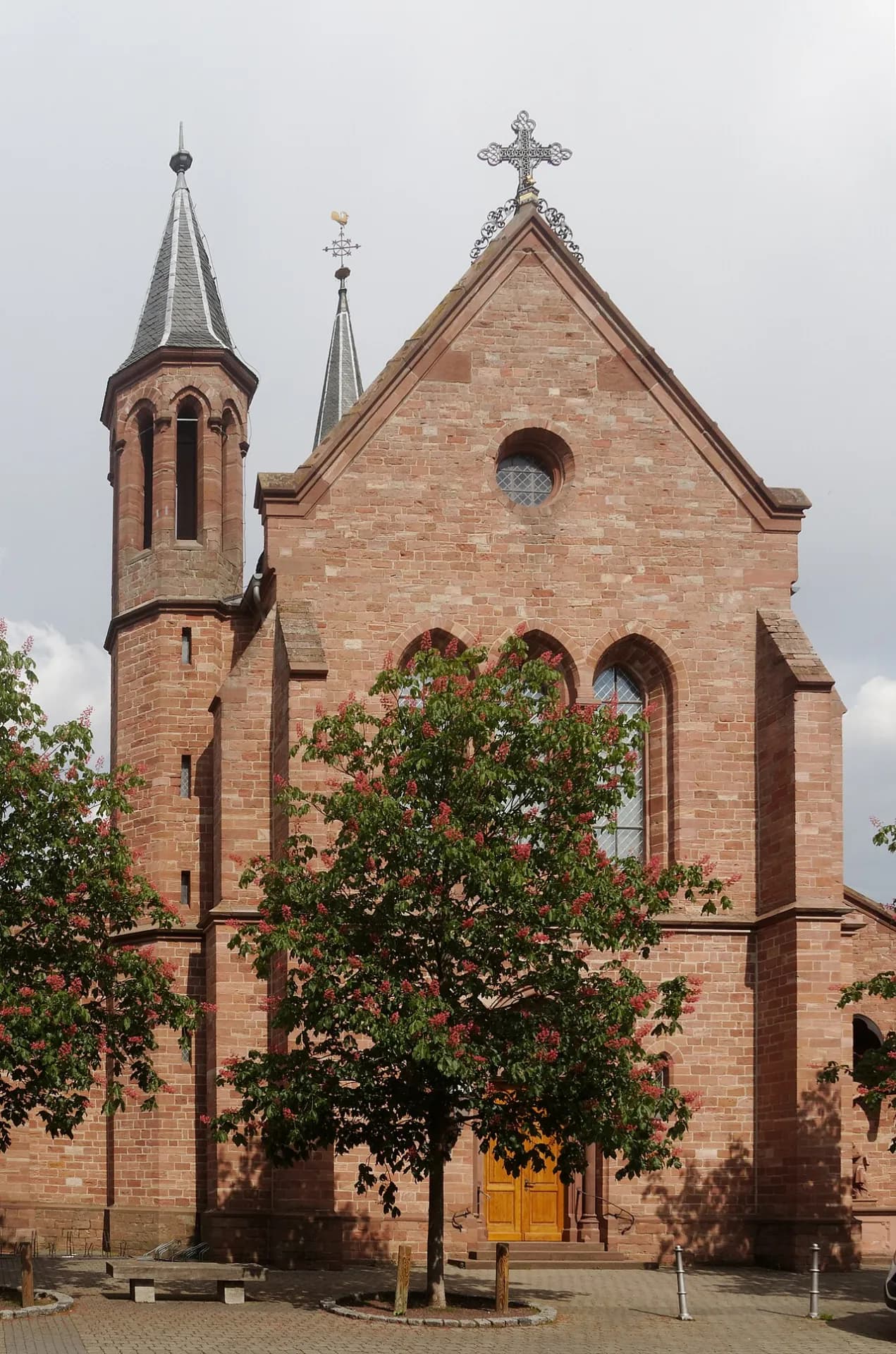 Stirnseite von St. Nikolaus in Rodgau-Jügesheim