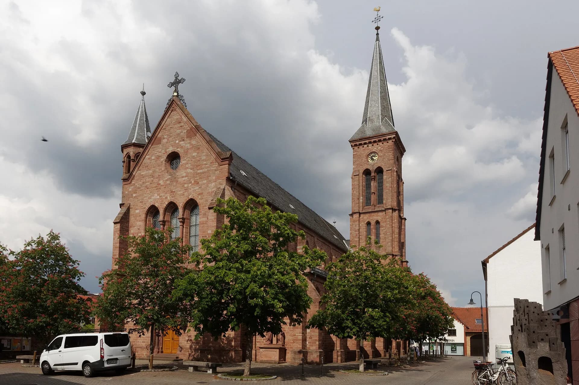 St. Nikolaus in Rodgau-Jügesheim von der Straße aus gesehen