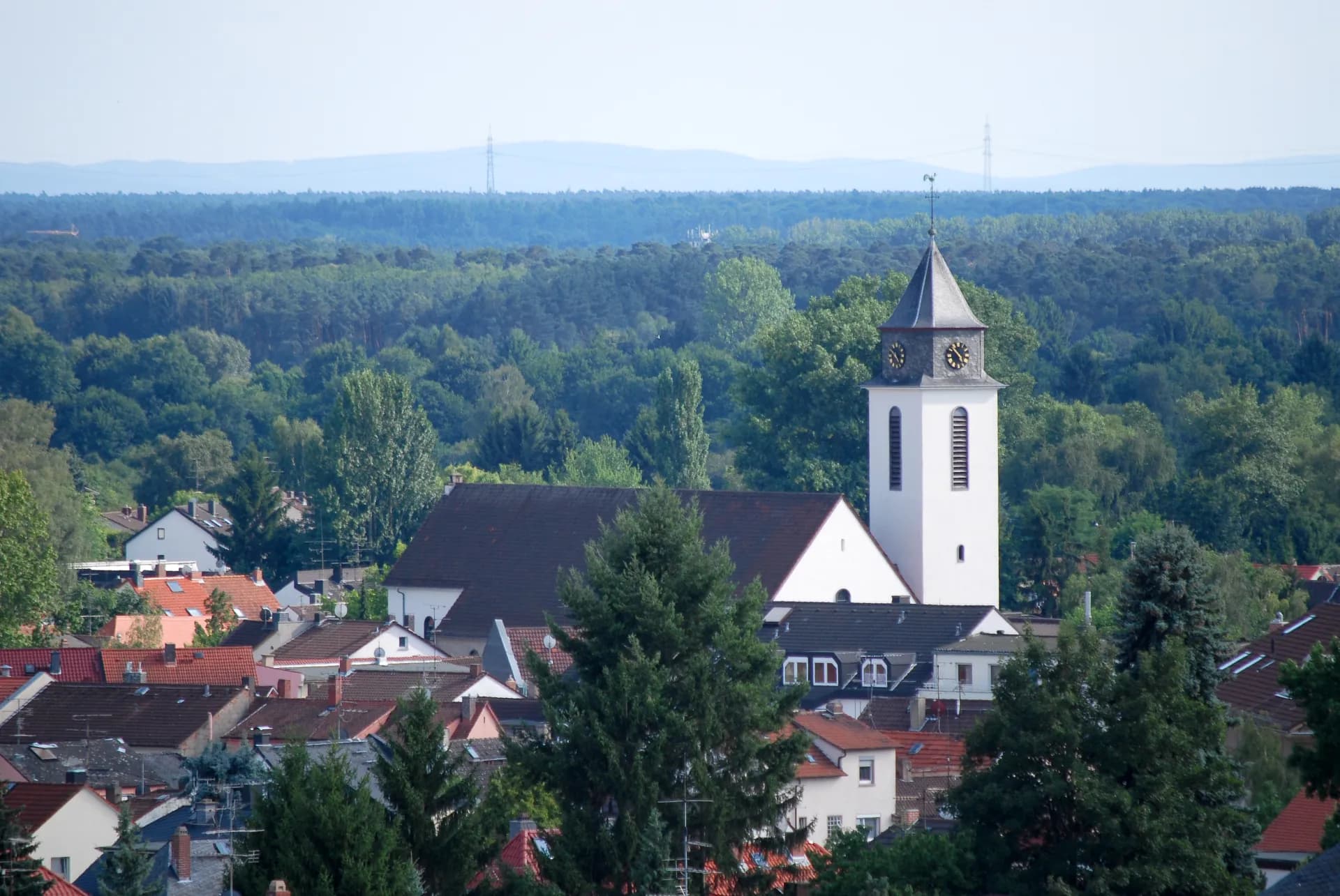 Pfarrkirche St. Nikolaus über den Dächern von Offenbach-Bieber