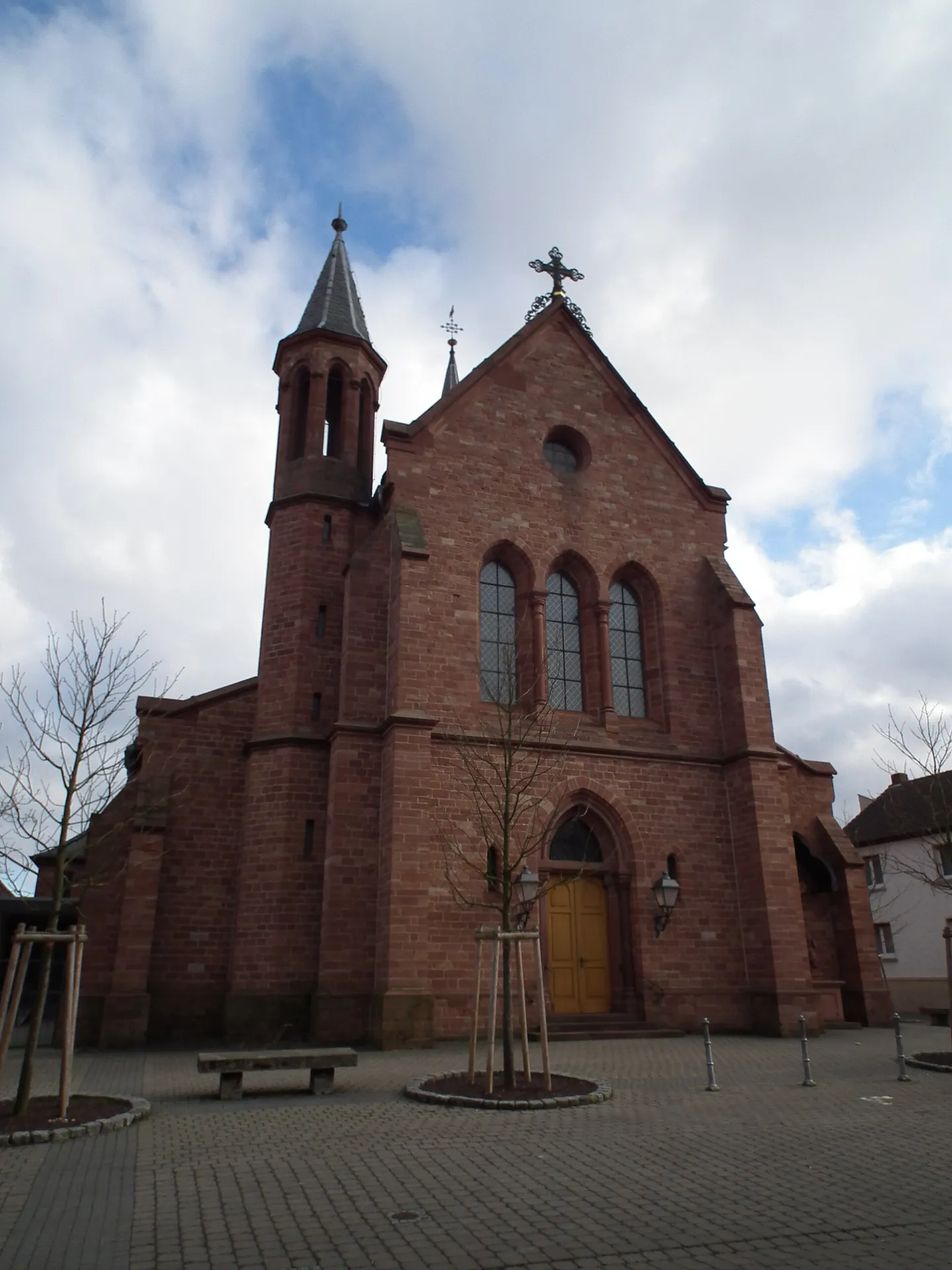 Westfassade von St. Nikolaus in Rodgau-Jügesheim