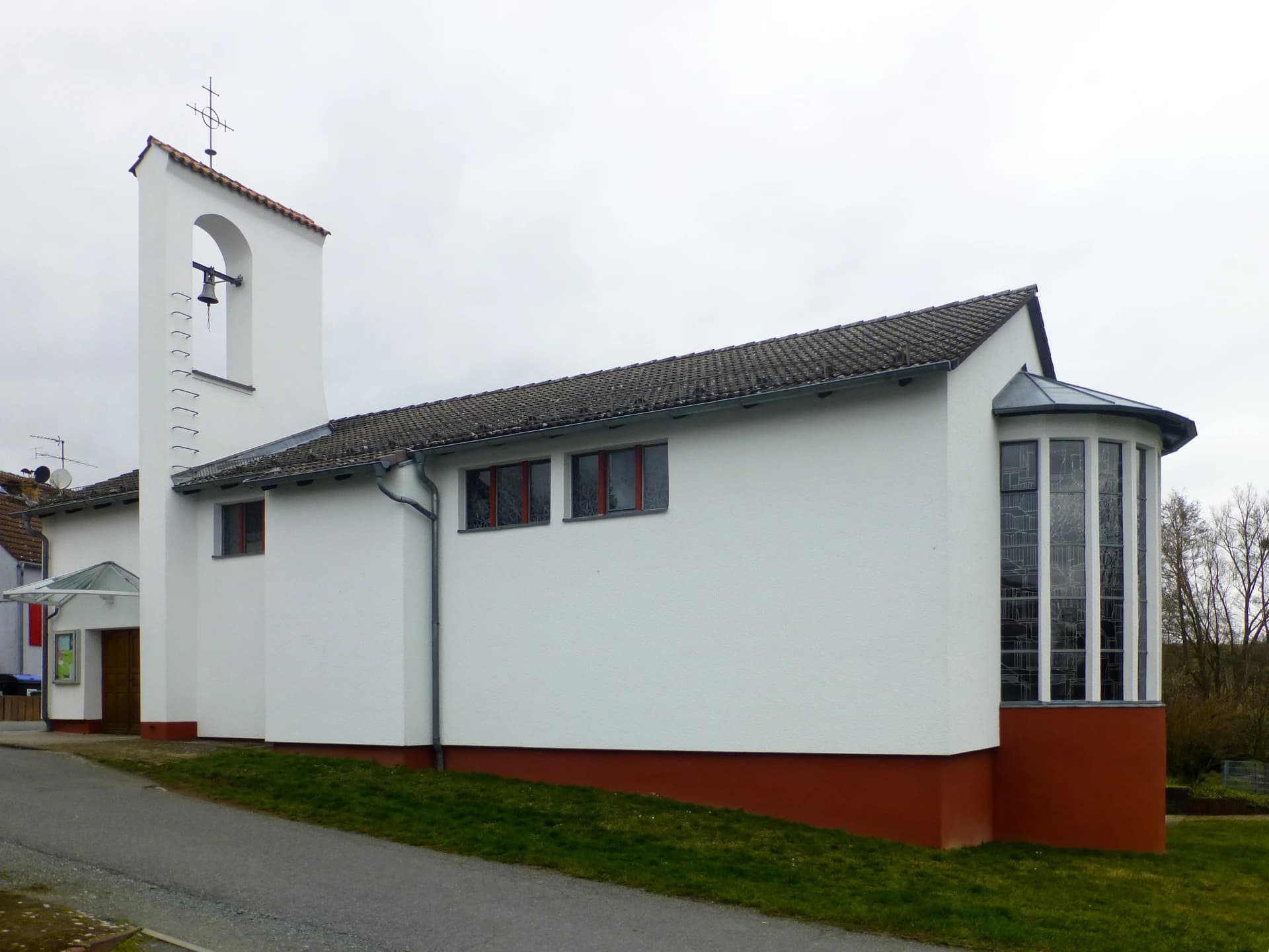 Kirche St. Pankratius von der Seite in Ober-Ramstadt-Ober-Modau