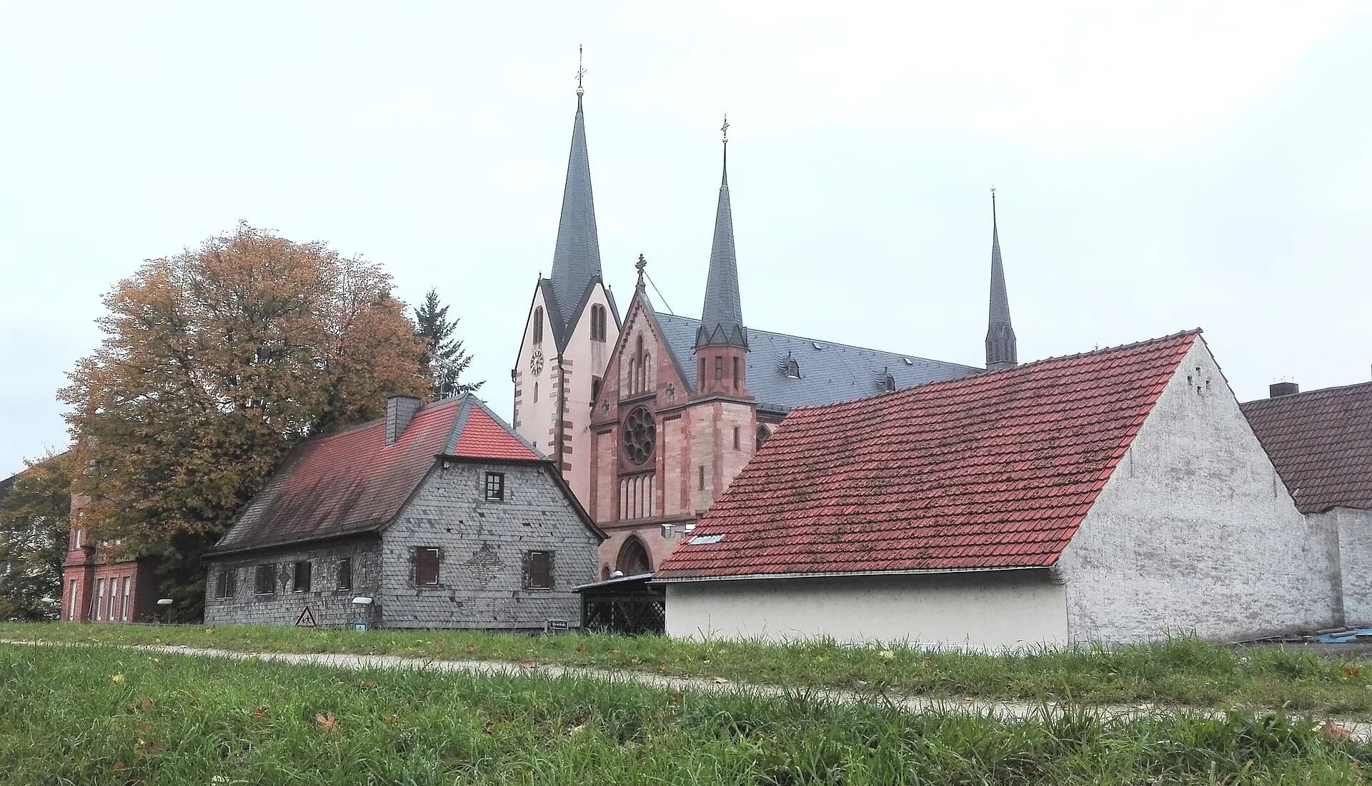 Pfarrkirche St. Pankratius über dem alten Ortskern von Offenbach-Bürgel