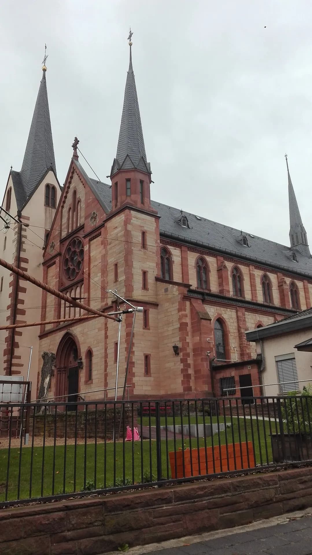 Seitenansicht der Pfarrkirche St. Pankratius in Offenbach-Bürgel