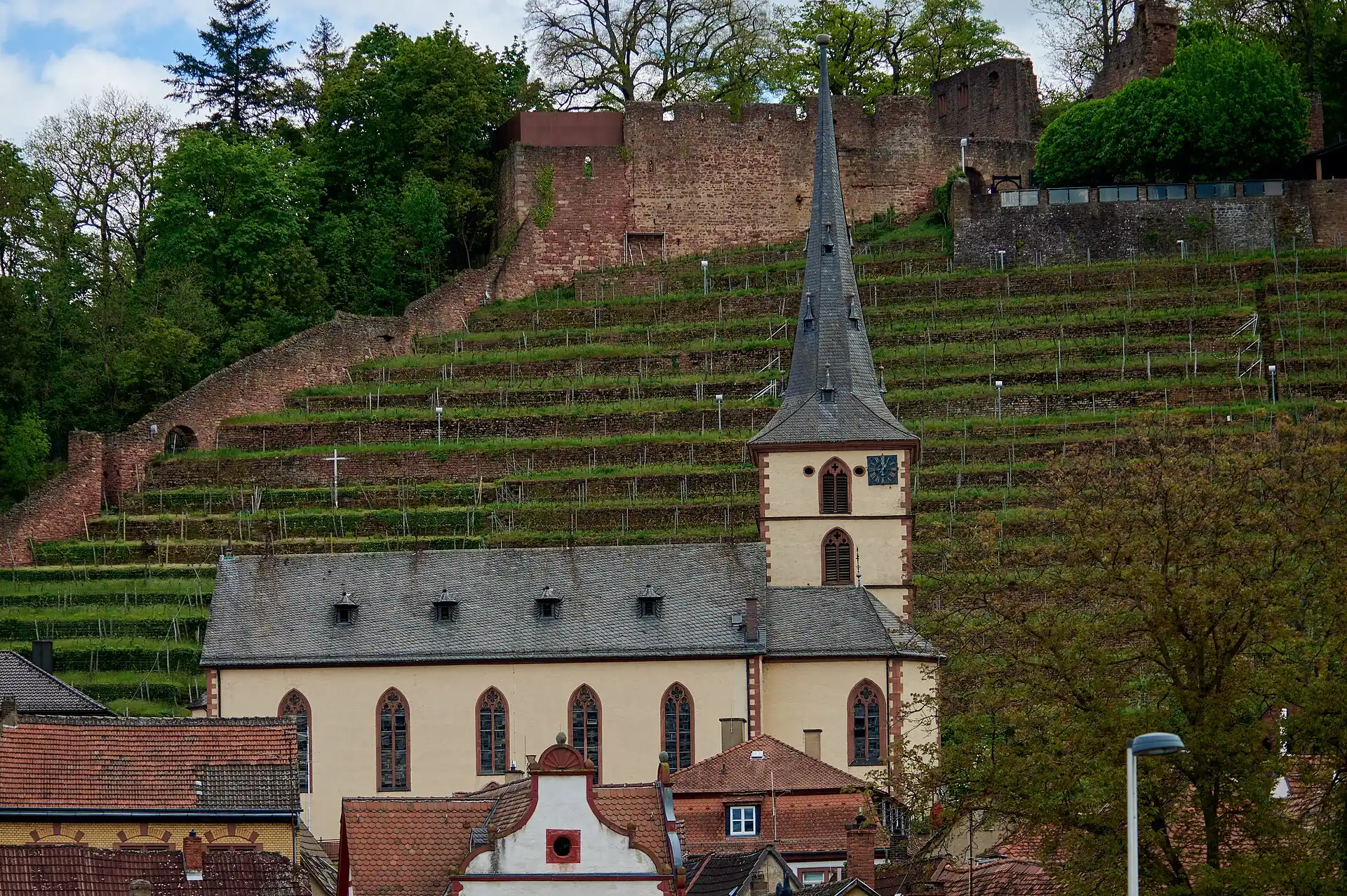 Pfarrkirche St. Pankratius unter den Weinbergterrassen in Klingenberg am Main