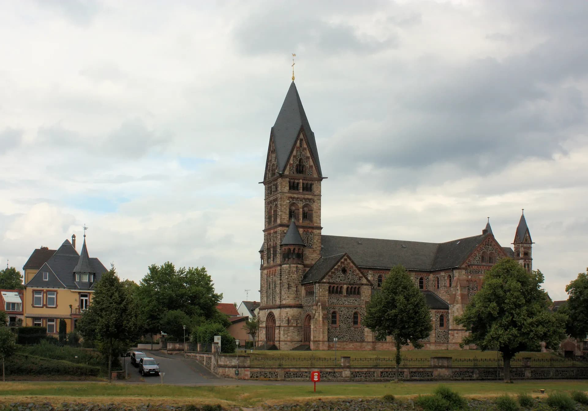 Pfarrkirche St. Paul mit Haus Pilgerstraße in Hanau-Großauheim