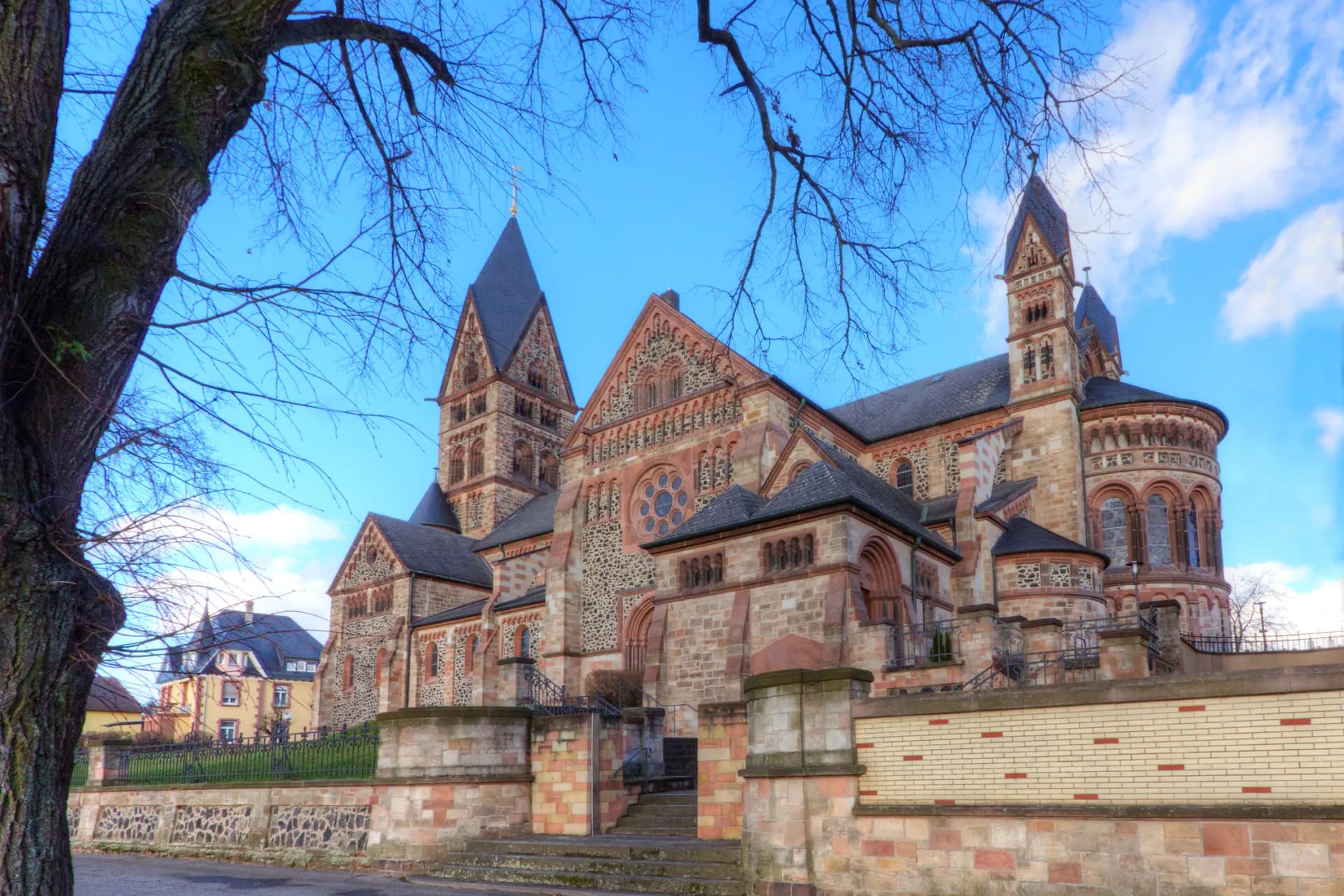 Seitenansicht der Pfarrkirche St. Paul in Hanau-Großauheim