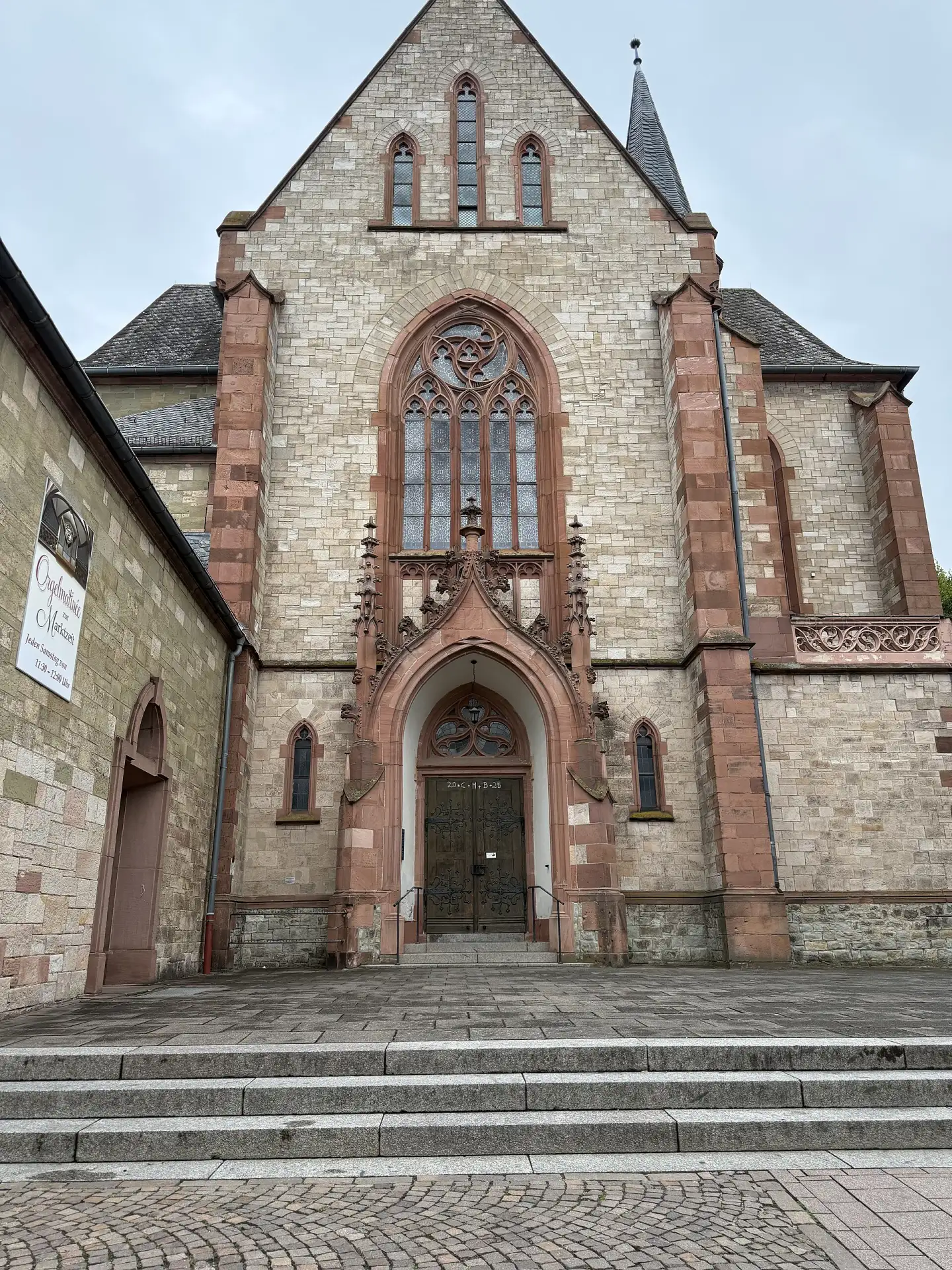 Hauptfassade von St. Peter und Paul in Dieburg
