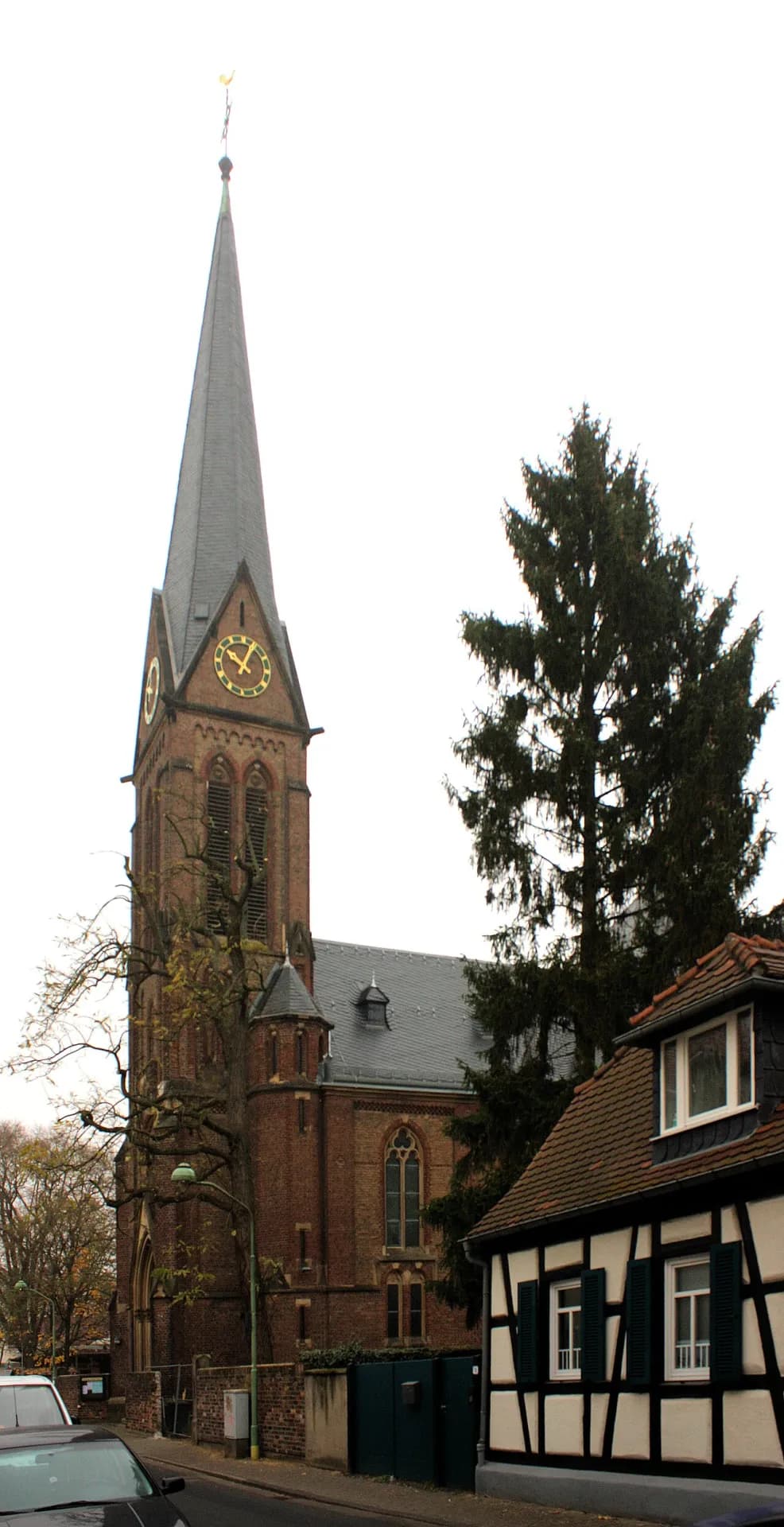 Kirche St. Peter und Paul über den Dächern von Frankfurt Heddernheim