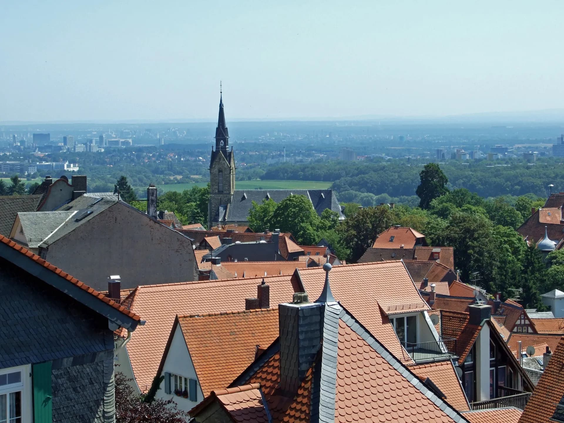 Kirchturm von St. Peter und Paul im Ortsbild von Kronberg im Taunus