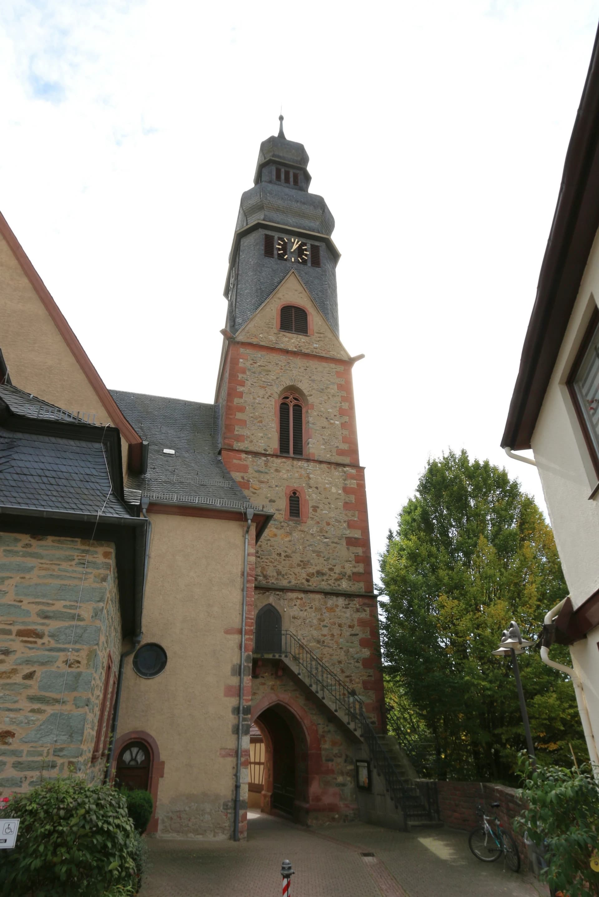 Kirchturm von St. Peter und Paul in Hofheim am Taunus