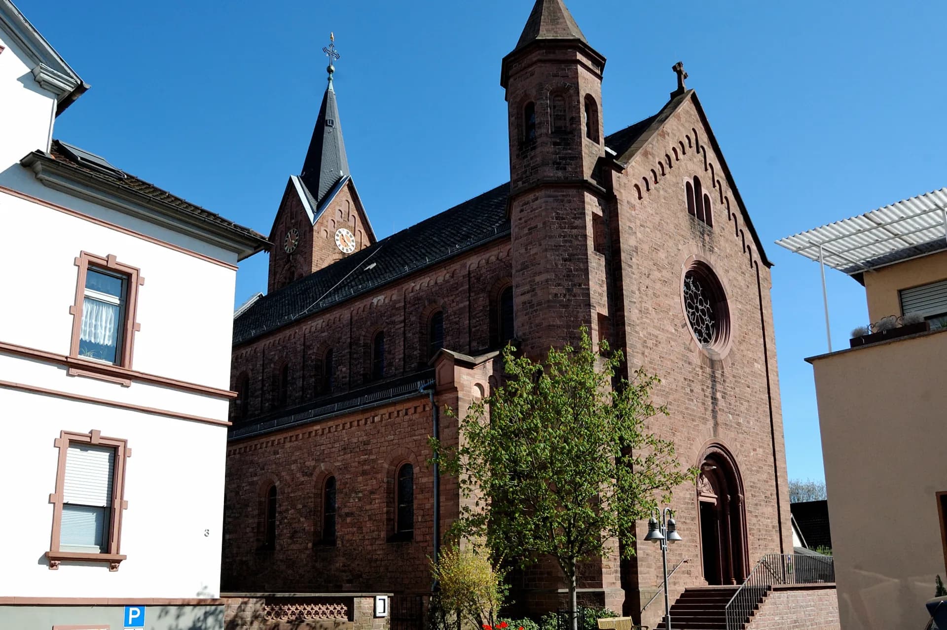 St. Peter und Paul zwischen den Wohnhäusern des Ortskerns von Hanau-Klein-Auheim