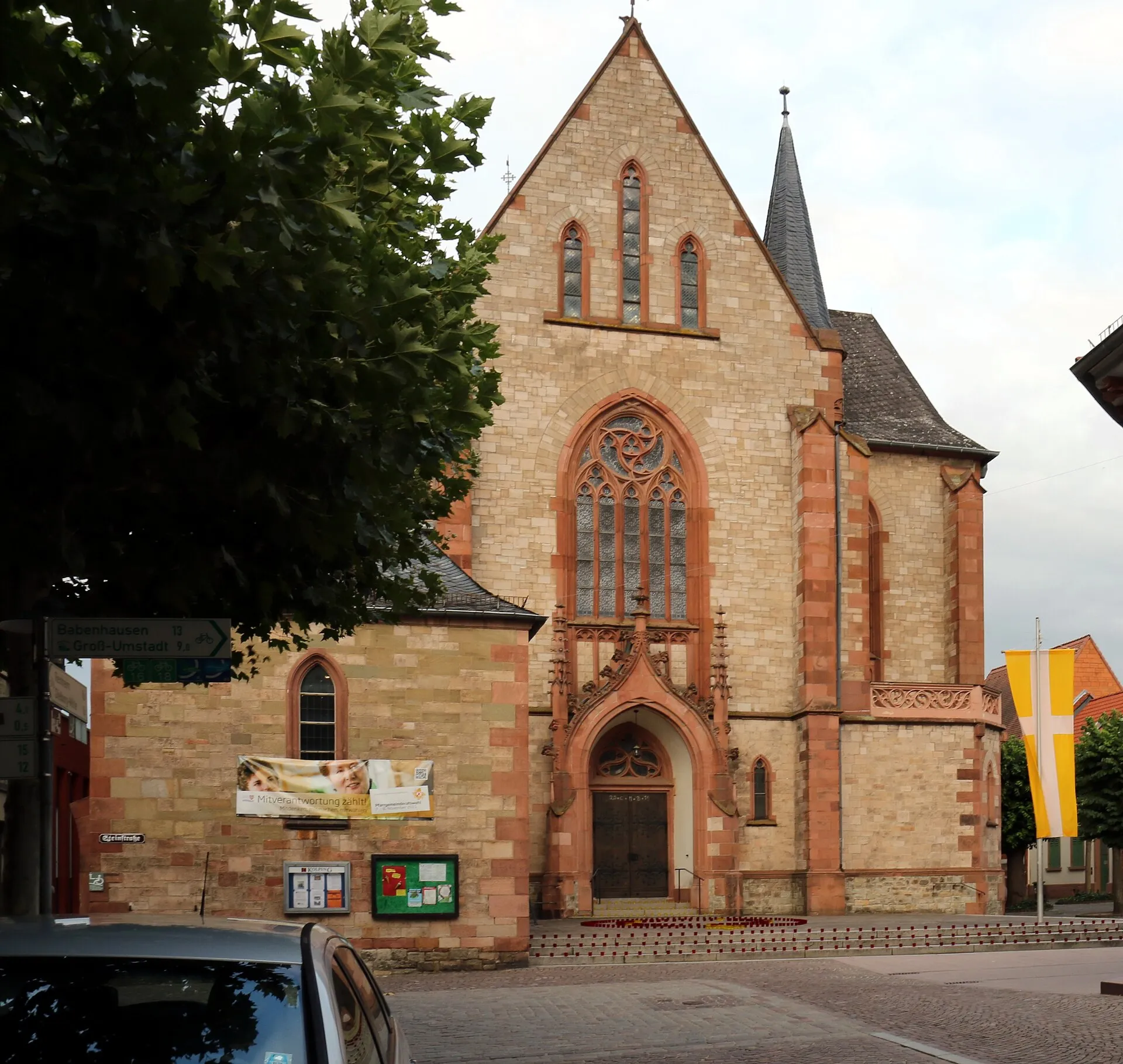 Portalseite von St. Peter und Paul in Dieburg