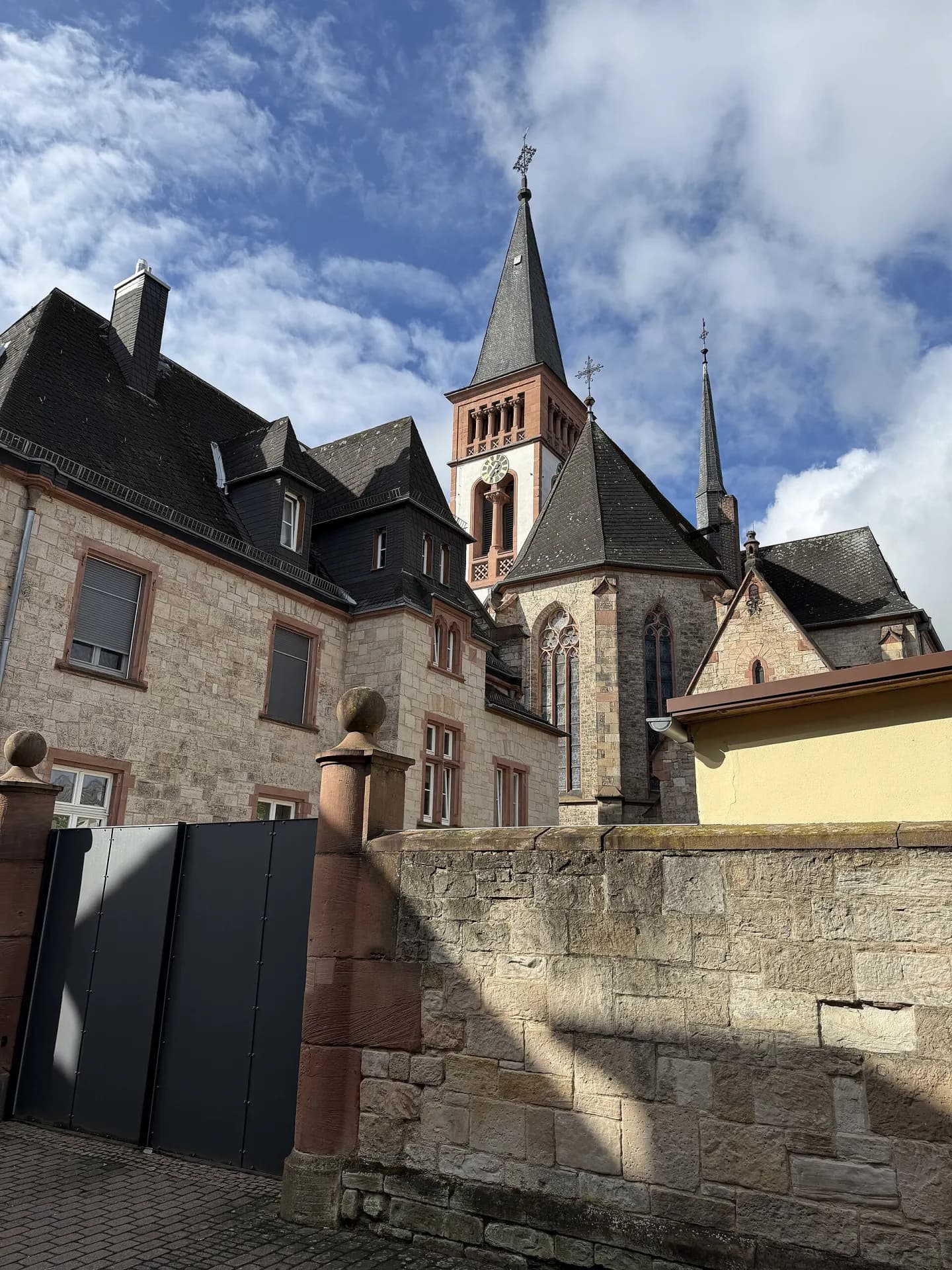 Rückseite von St. Peter und Paul in Dieburg