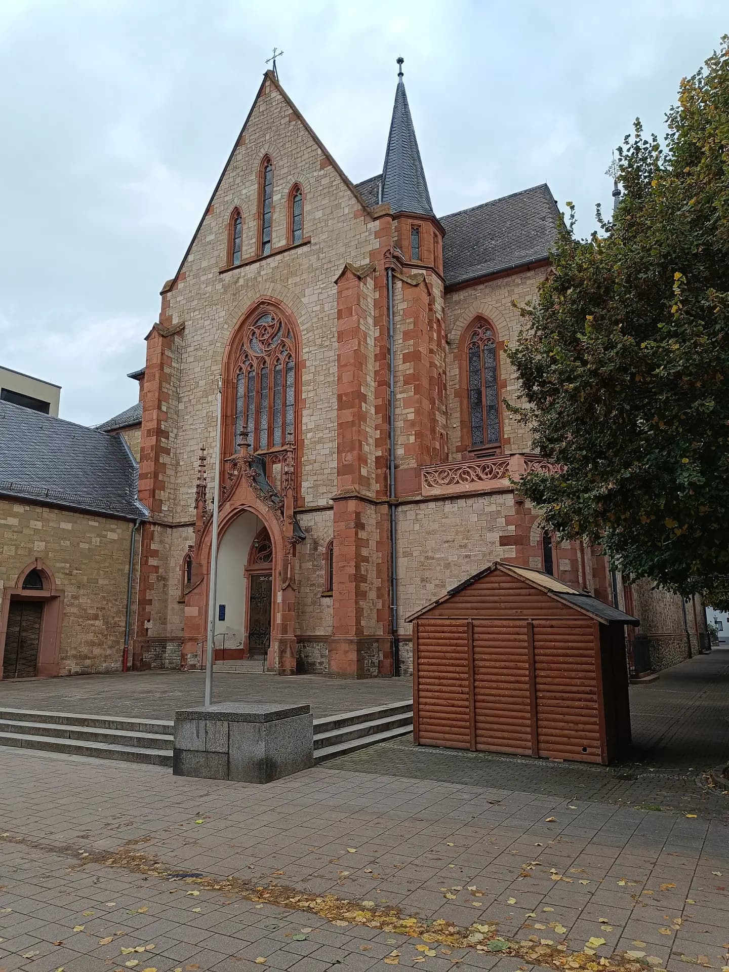 Seitenansicht der Pfarrkirche St. Peter und Paul in Dieburg