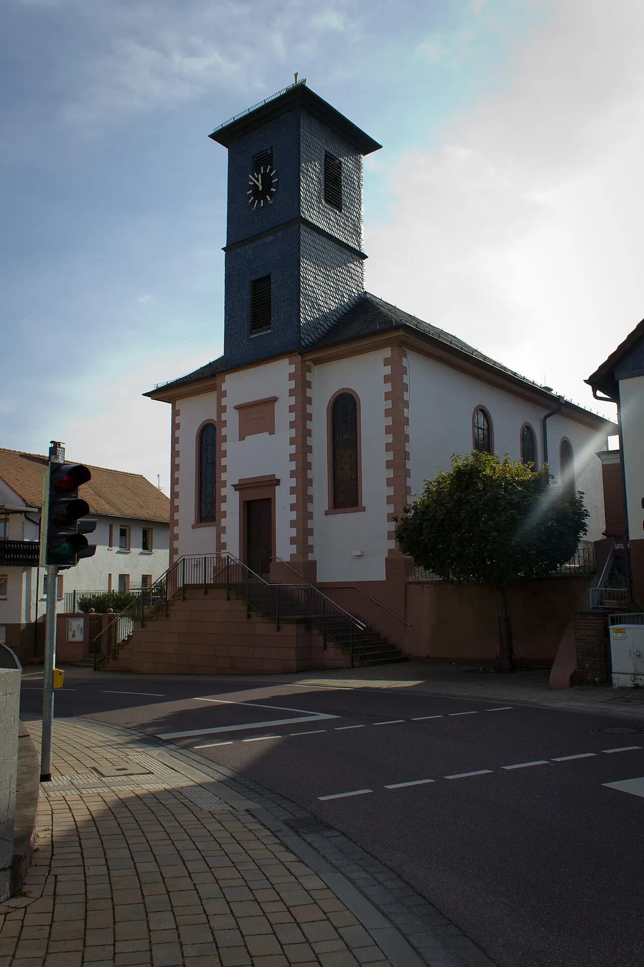 Straßenansicht der katholischen Kirche St. Peter und Paul im Ortsteil Oberrodenbach in Rodenbach