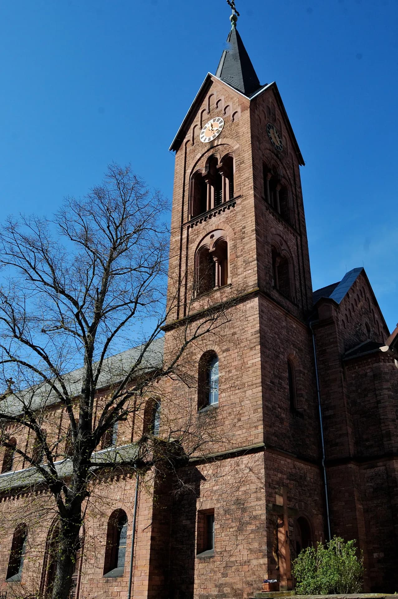 Winterliche Ansicht des Kirchturms von St. Peter und Paul in Hanau-Klein-Auheim