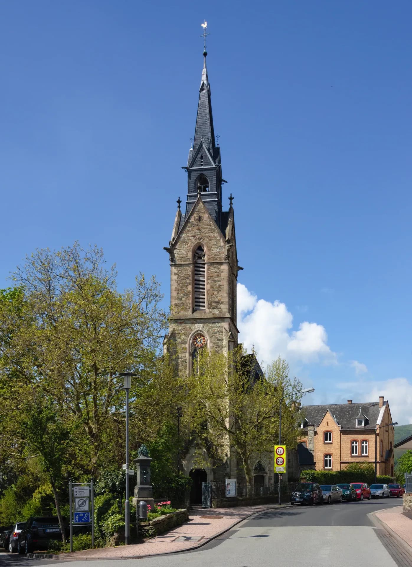 Turm der Kirche St. Peter und Paul in Kronberg im Taunus