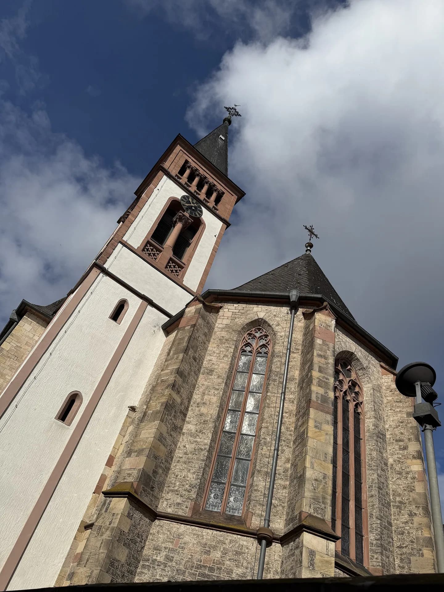 Turm und Seitenfassade von St. Peter und Paul in Dieburg