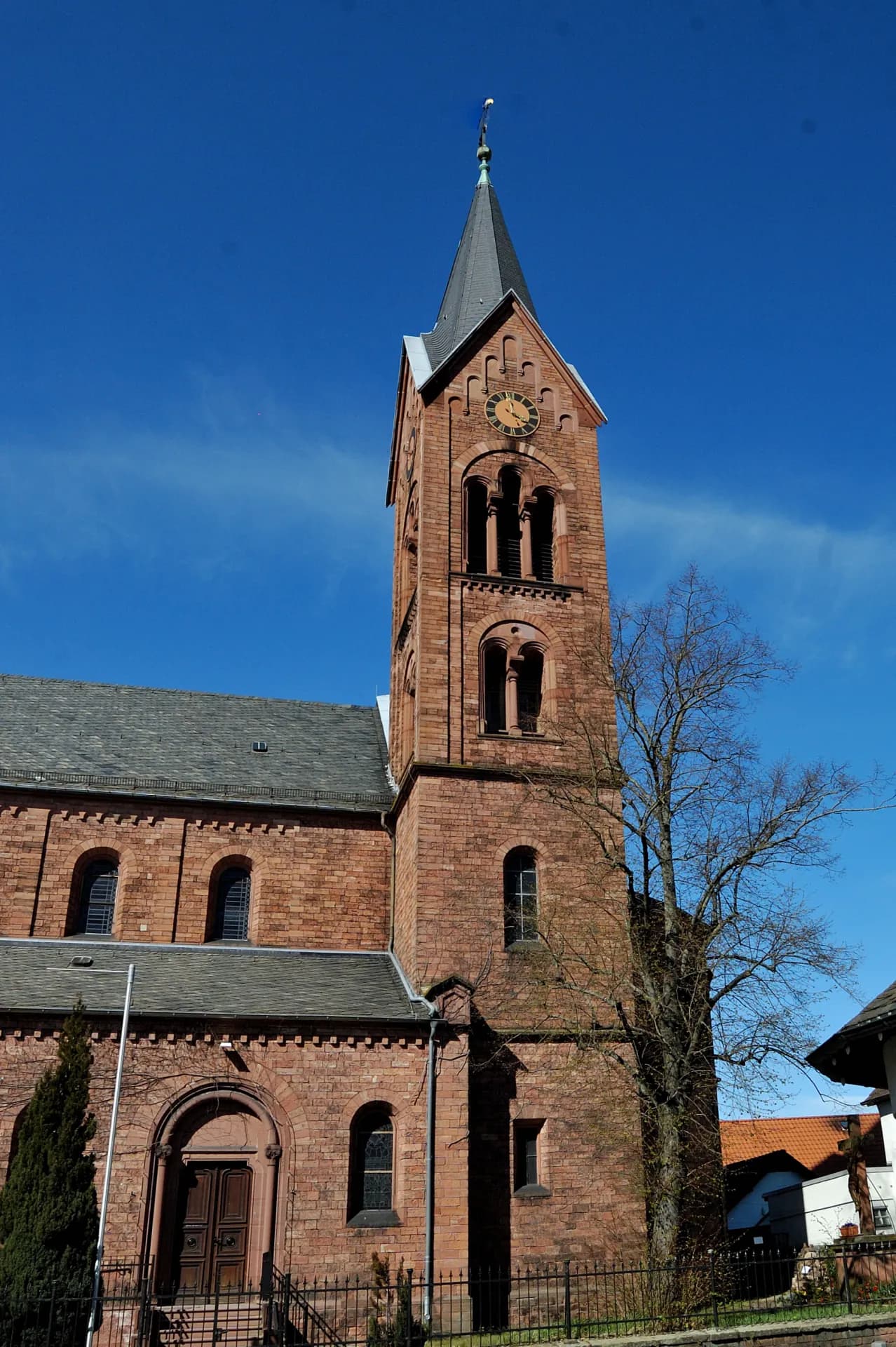 Kirchturm von St. Peter und Paul in Hanau-Klein-Auheim