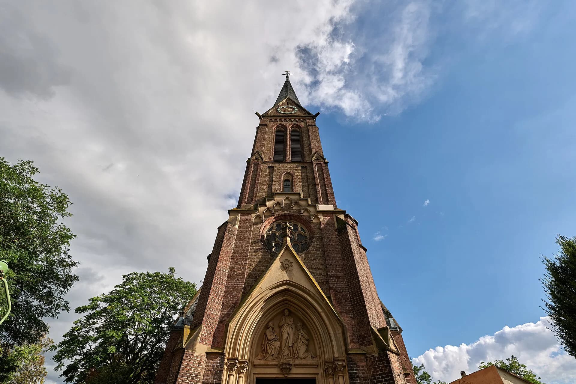 Turmfront der Kirche St. Peter und Paul in Frankfurt Heddernheim