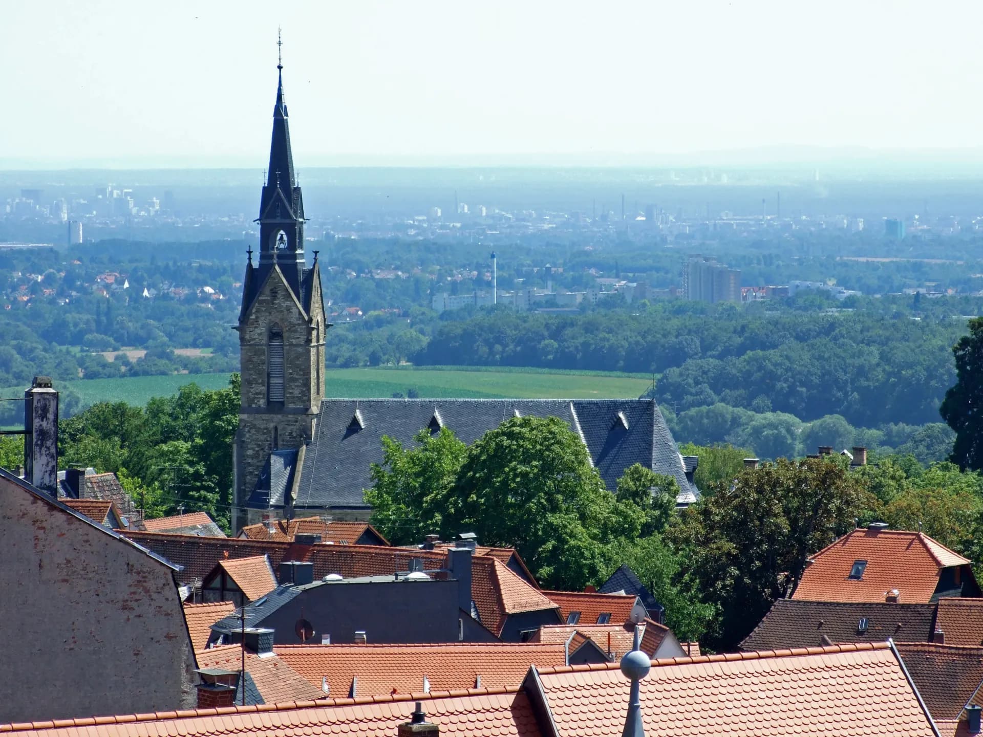 Kirche St. Peter und Paul über den Dächern von Kronberg im Taunus