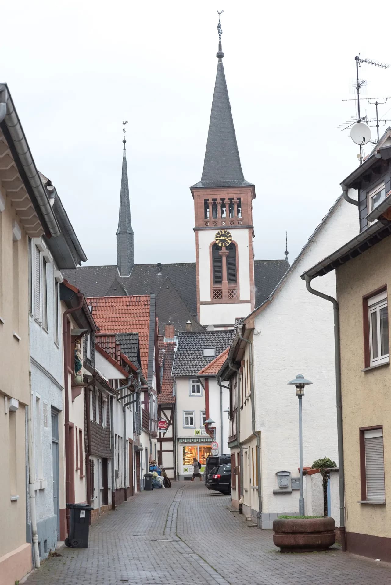 Gasse mit Blick auf St. Peter und Paul in Dieburg
