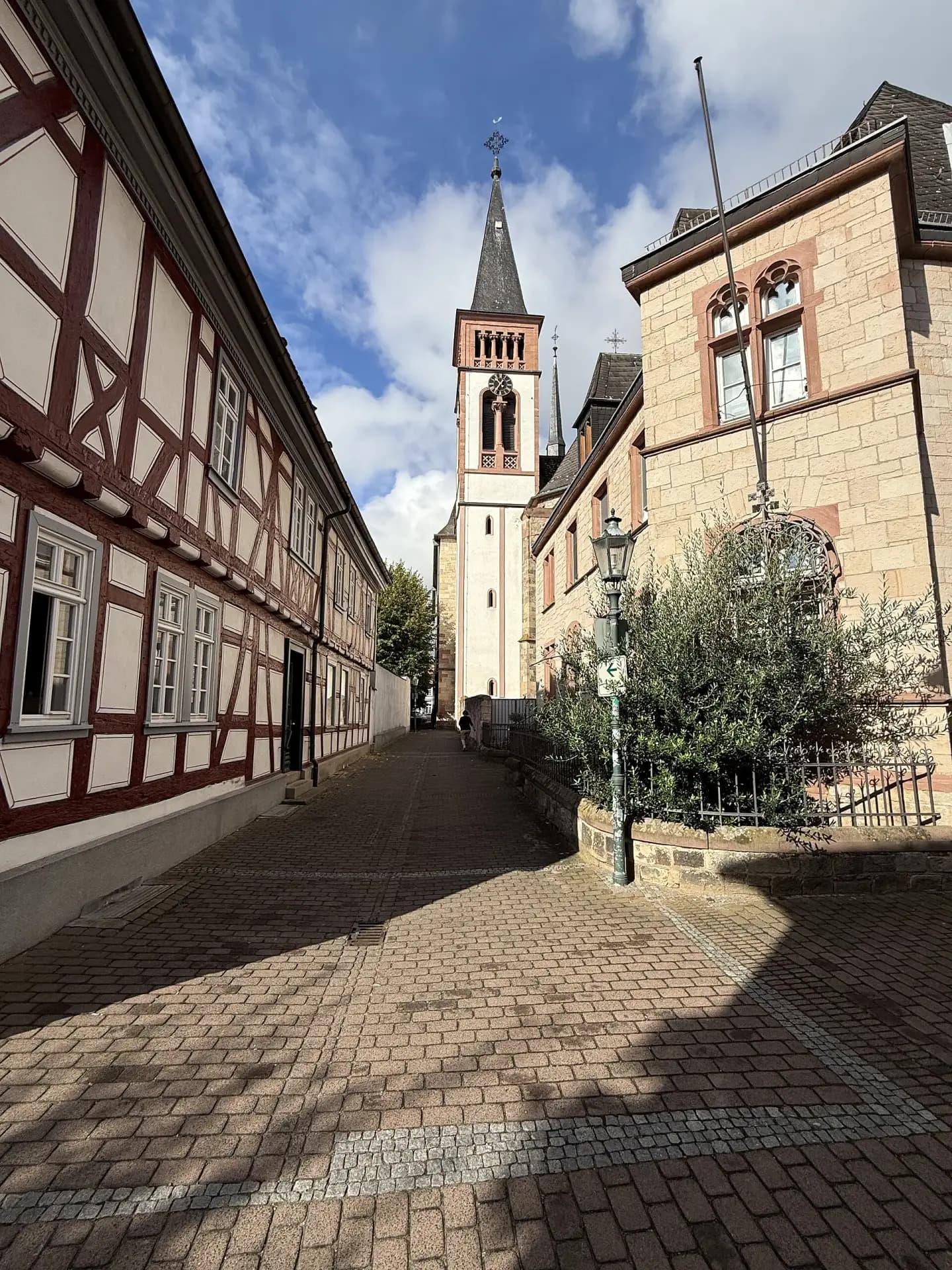 Straßenzugang zur Pfarrkirche St. Peter und Paul in Dieburg