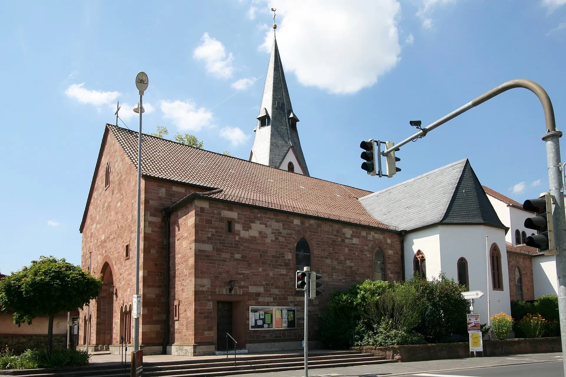 Katholische Kirche St. Petrus in Ketten in Rodgau-Weiskirchen