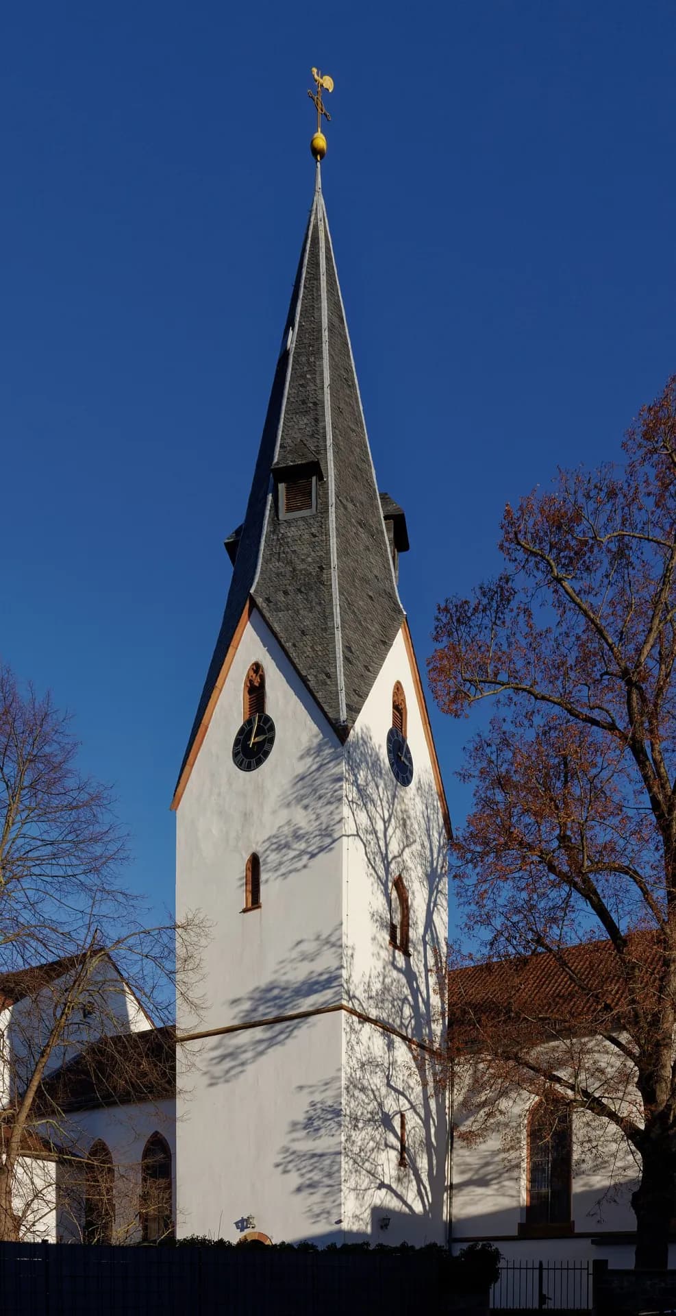 Kirchturm von St. Petrus in Ketten in Rodgau-Weiskirchen