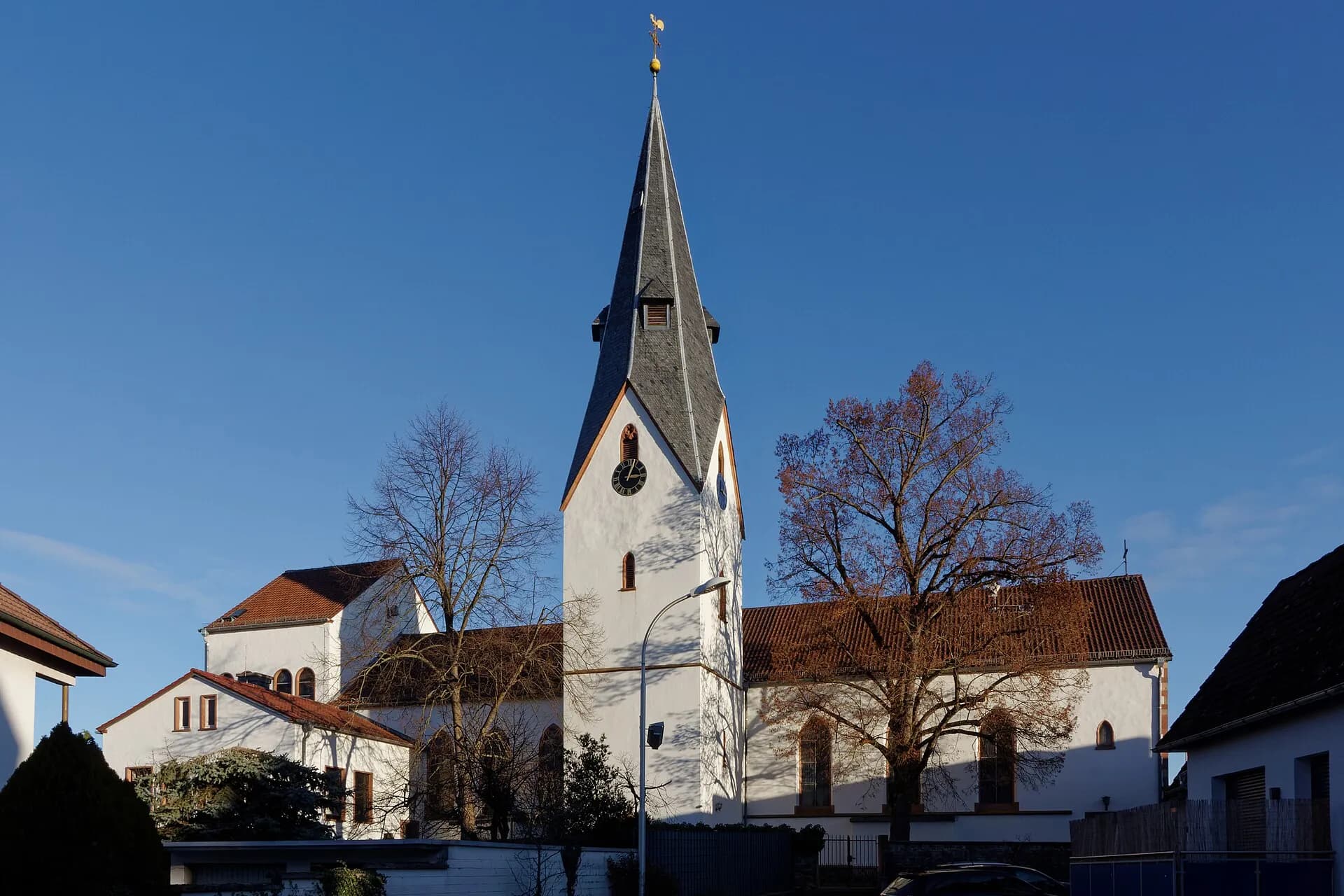 Westansicht von St. Petrus in Ketten in Rodgau-Weiskirchen