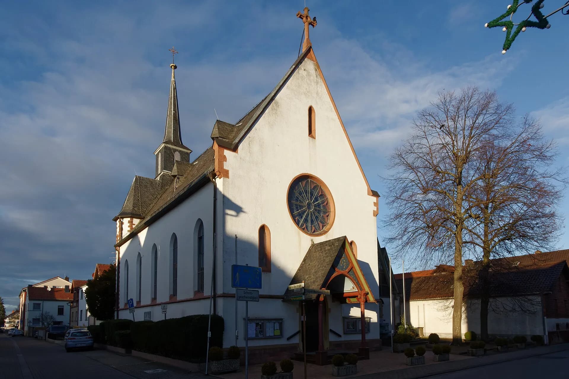 Kirche St. Rochus an der Straßenzeile in Rodgau-Hainhausen