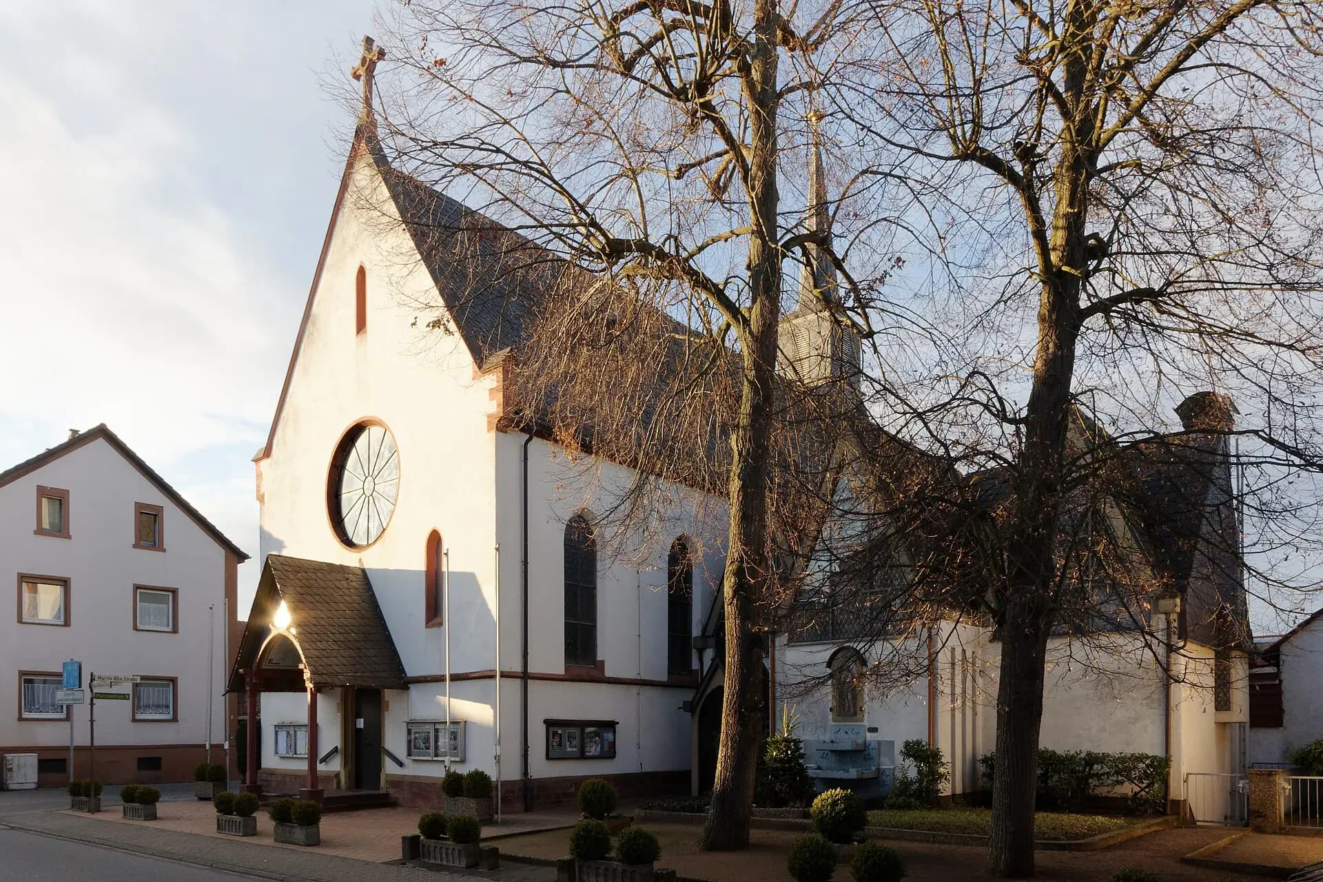 Kirche St. Rochus mit kahlen Bäumen in Rodgau-Hainhausen