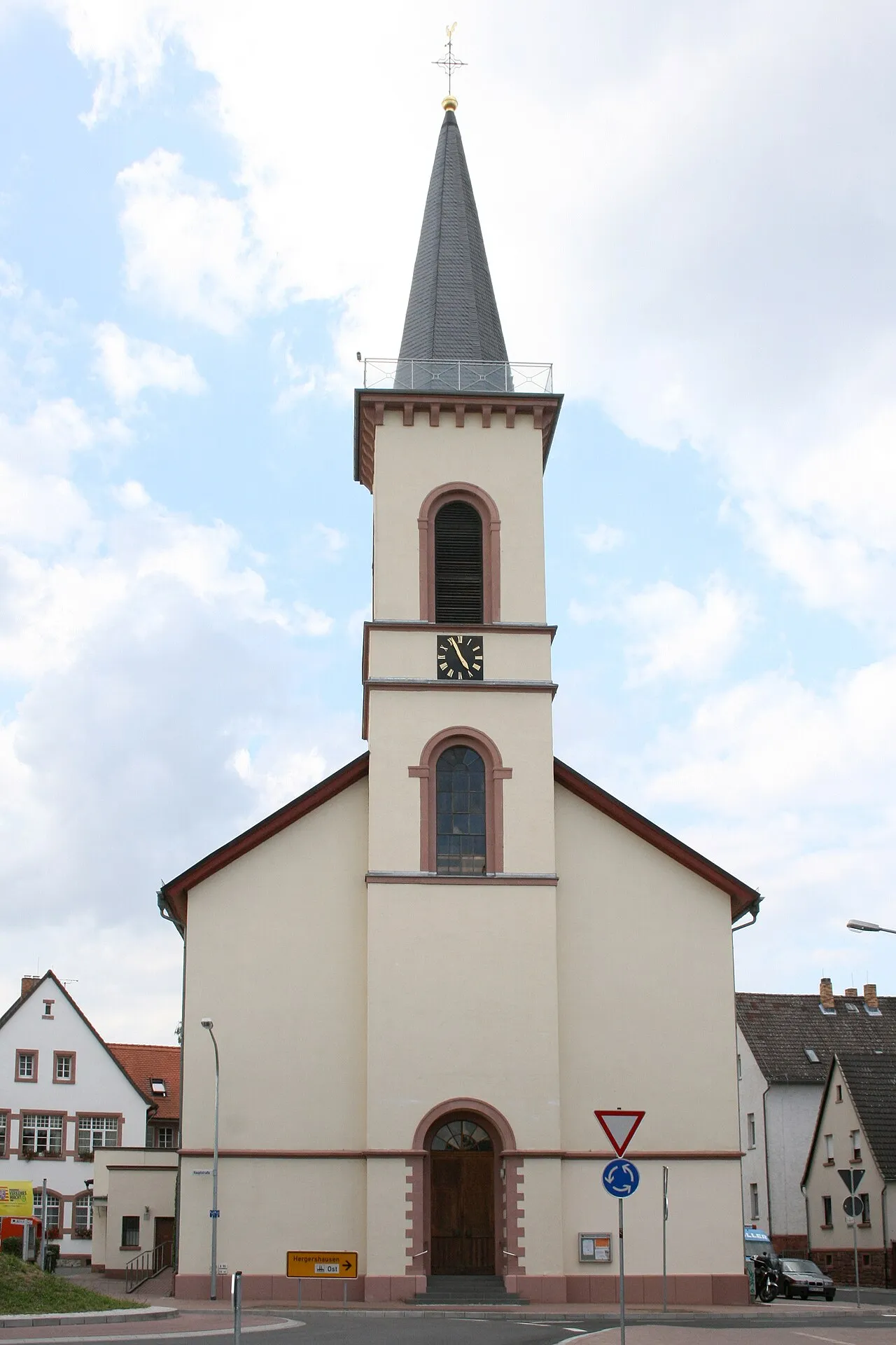 Westfassade der Kirche St. Sebastian in Eppertshausen