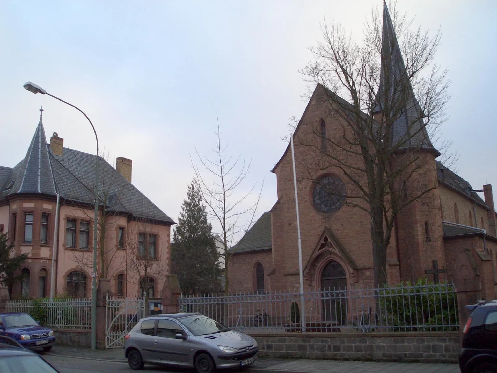 Kirche St. Sebastian mit benachbartem Pfarrhaus in Mühlheim am Main