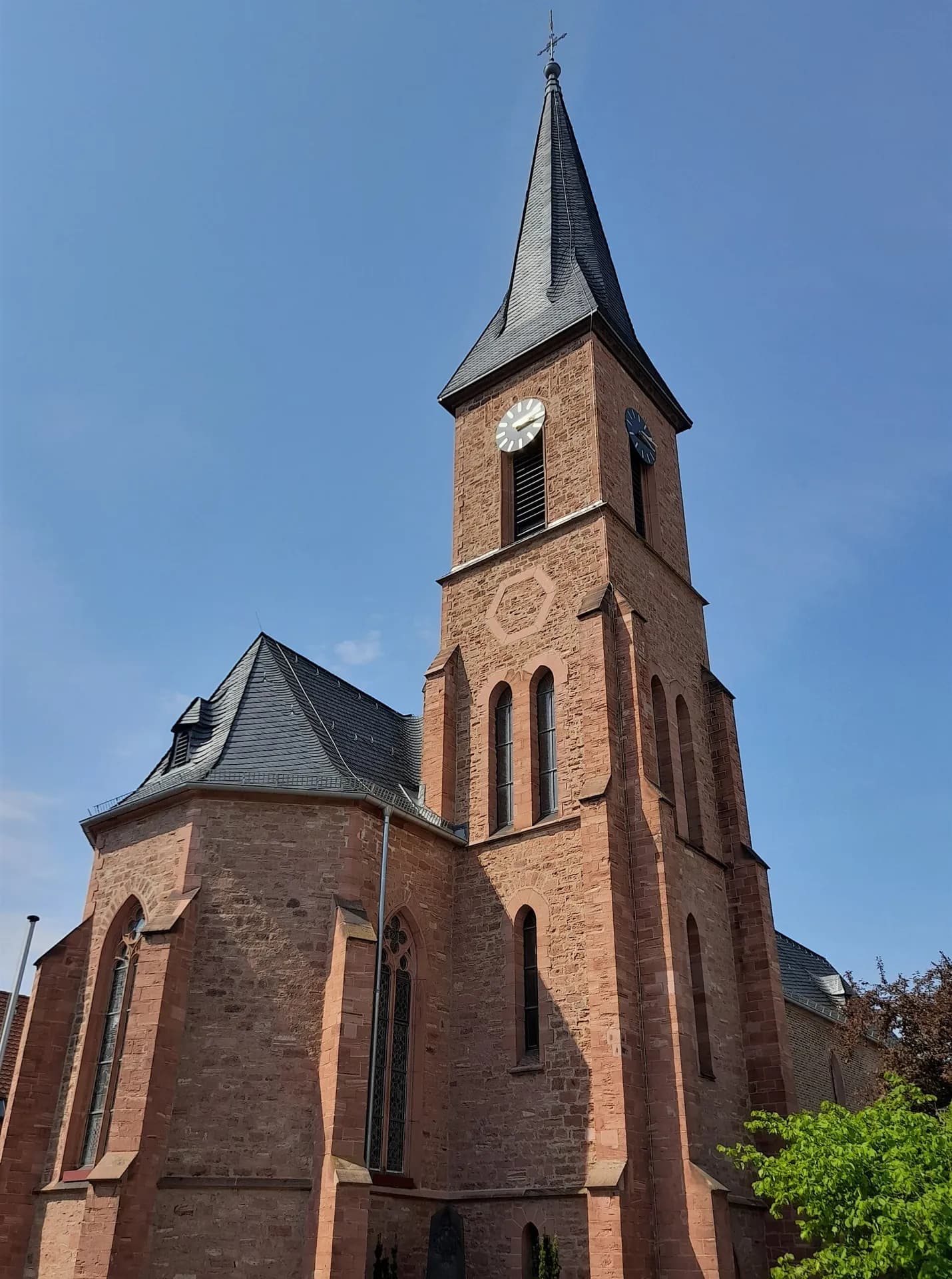 Turm und Chor der Kirche St. Sebastian in Mühlheim am Main