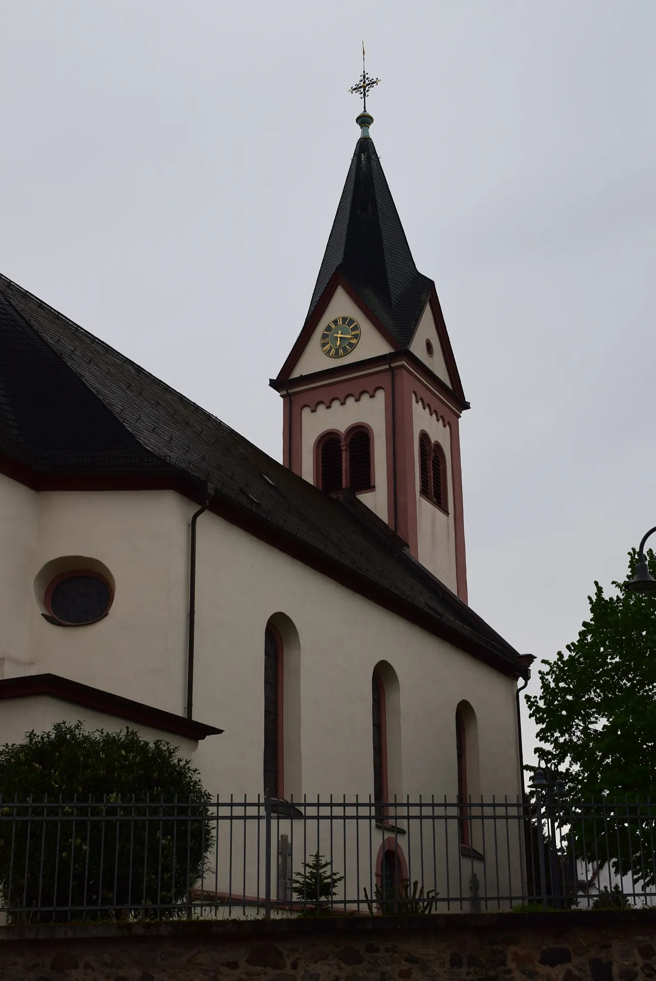 Katholische Kirche St. Stephanus in Ober-Wöllstadt von Süden