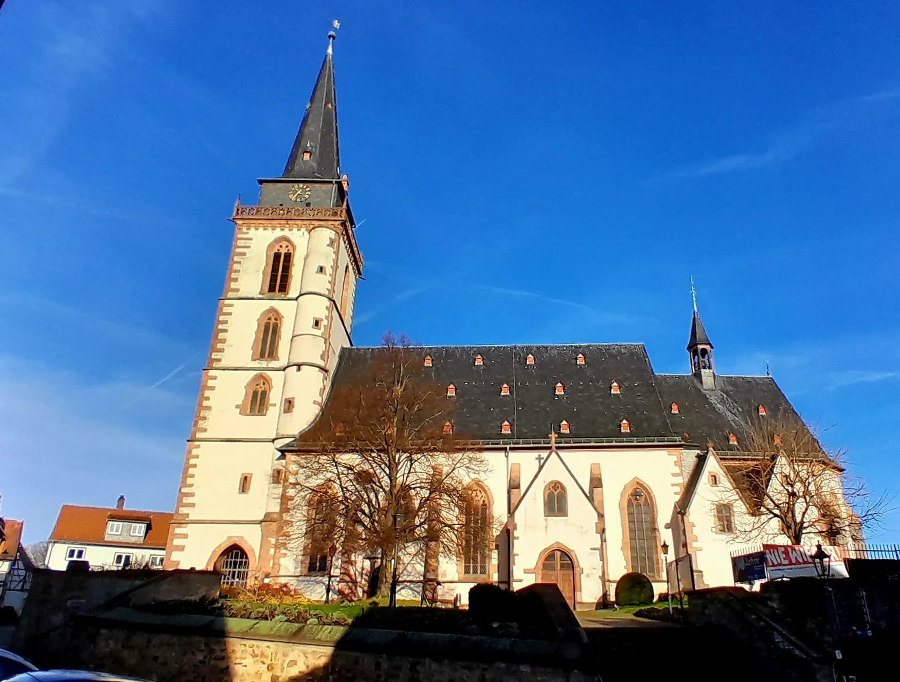Seitenansicht der St.-Ursula-Kirche in Oberursel (Taunus)