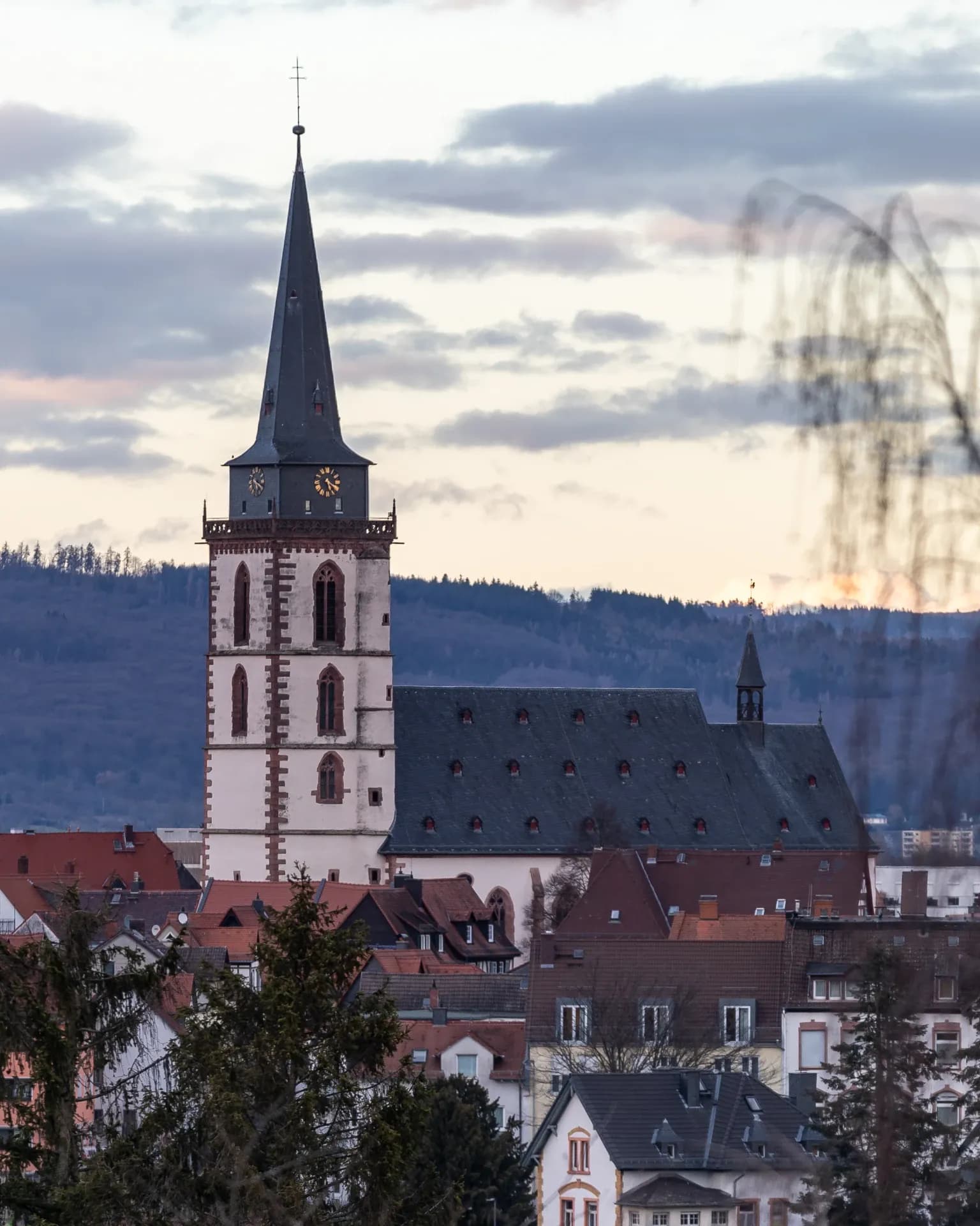 Kirchturm von St. Ursula über der Stadt in Oberursel (Taunus)