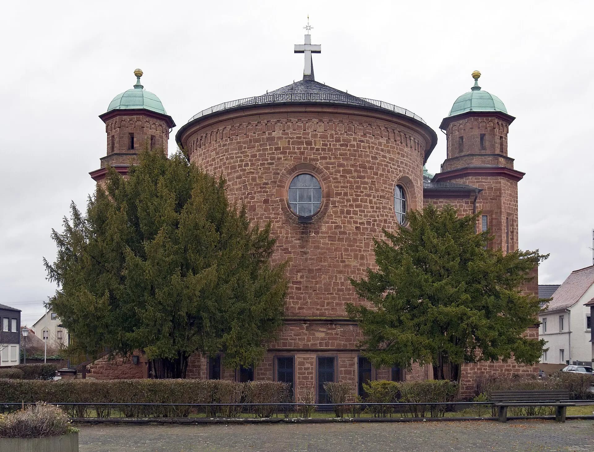Chorseite der Kirche St. Wendelinus in Hainburg-Hainstadt