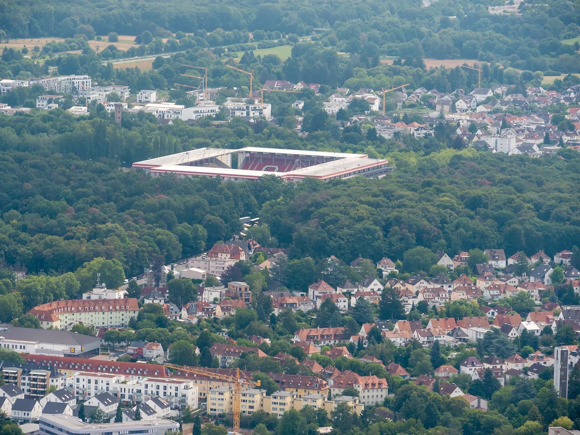 Luftbild des Stadions am Bieberer Berg mit umgebender Wohnbebauung in Offenbach