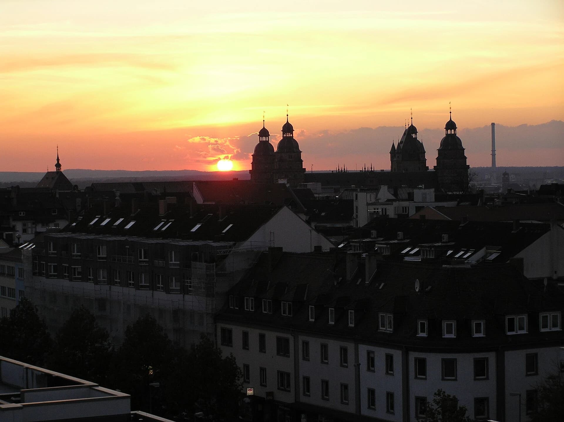 Aschaffenburg am Abend mit den Türmen der Altstadt