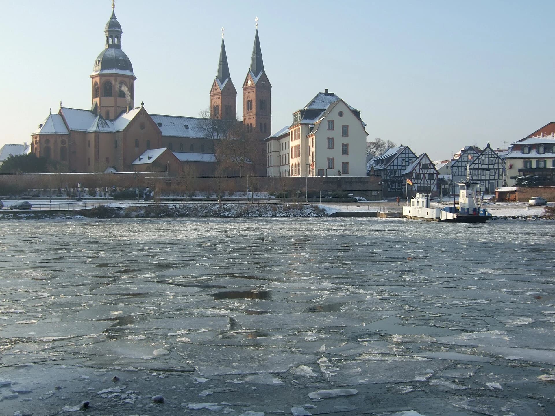 Winterliche Stadtansicht von Seligenstadt am Main